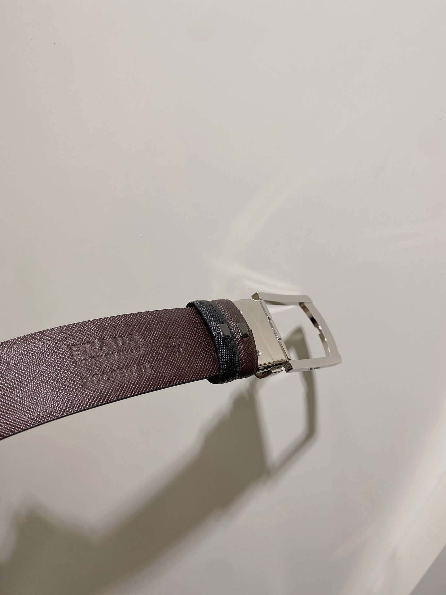  普拉达（PRADA）是意大利奢侈品牌，独特的设计结合了流行简约与优雅的气质，完美地衬托出Prada优秀