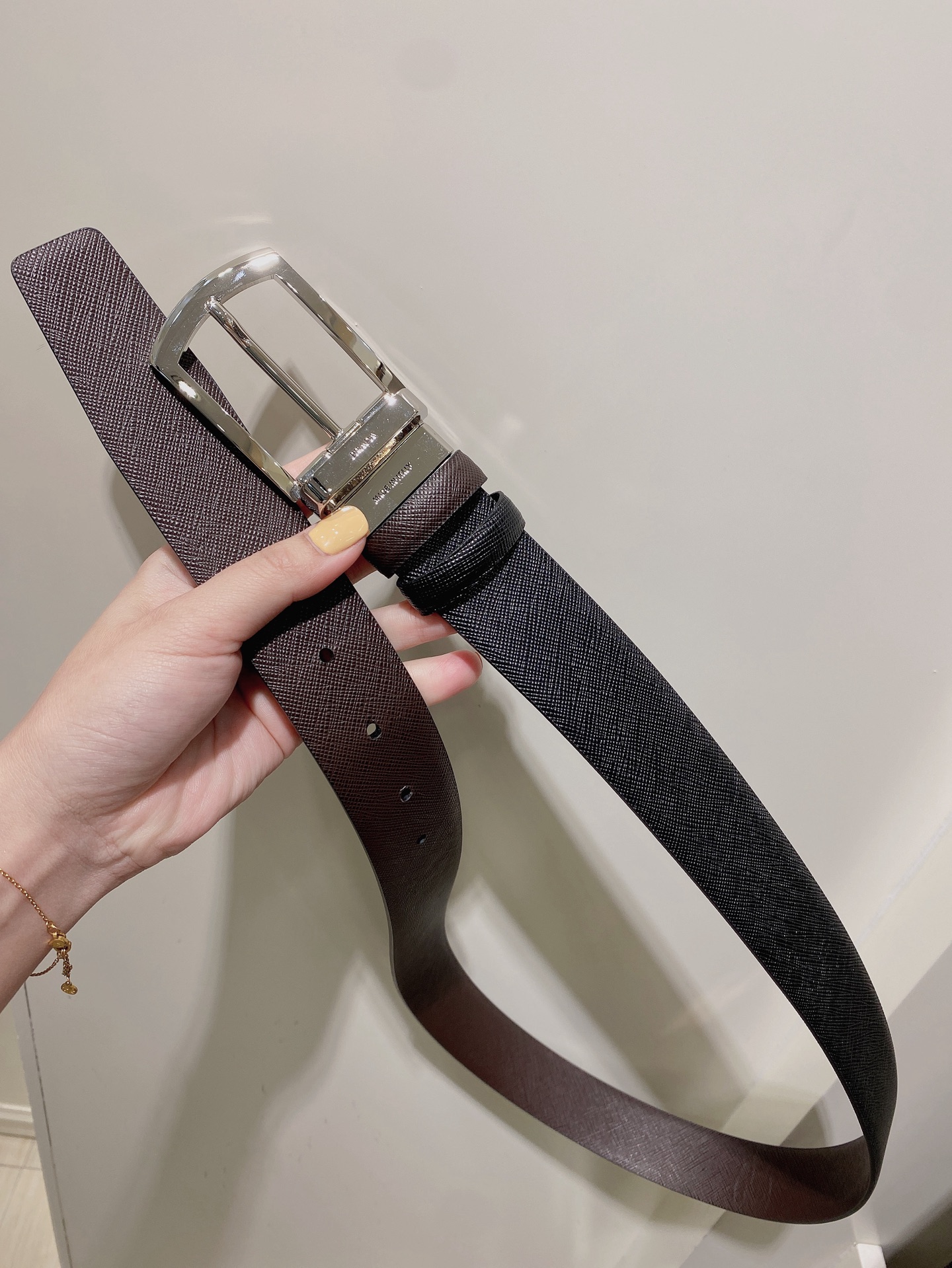  普拉达（PRADA）是意大利奢侈品牌，独特的设计结合了流行简约与优雅的气质，完美地衬托出Prada优秀