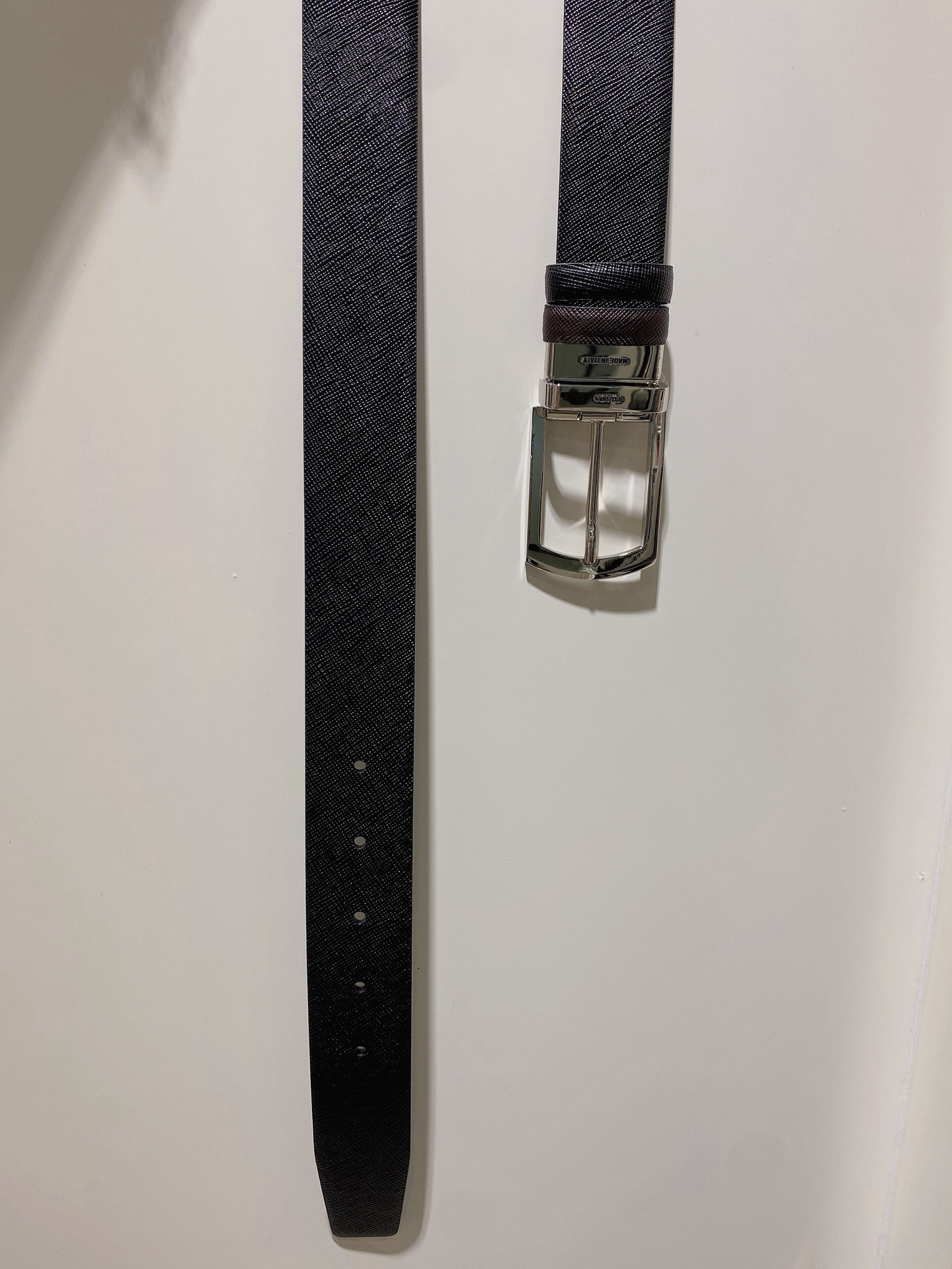  普拉达（PRADA）是意大利奢侈品牌，独特的设计结合了流行简约与优雅的气质，完美地衬托出Prada优秀