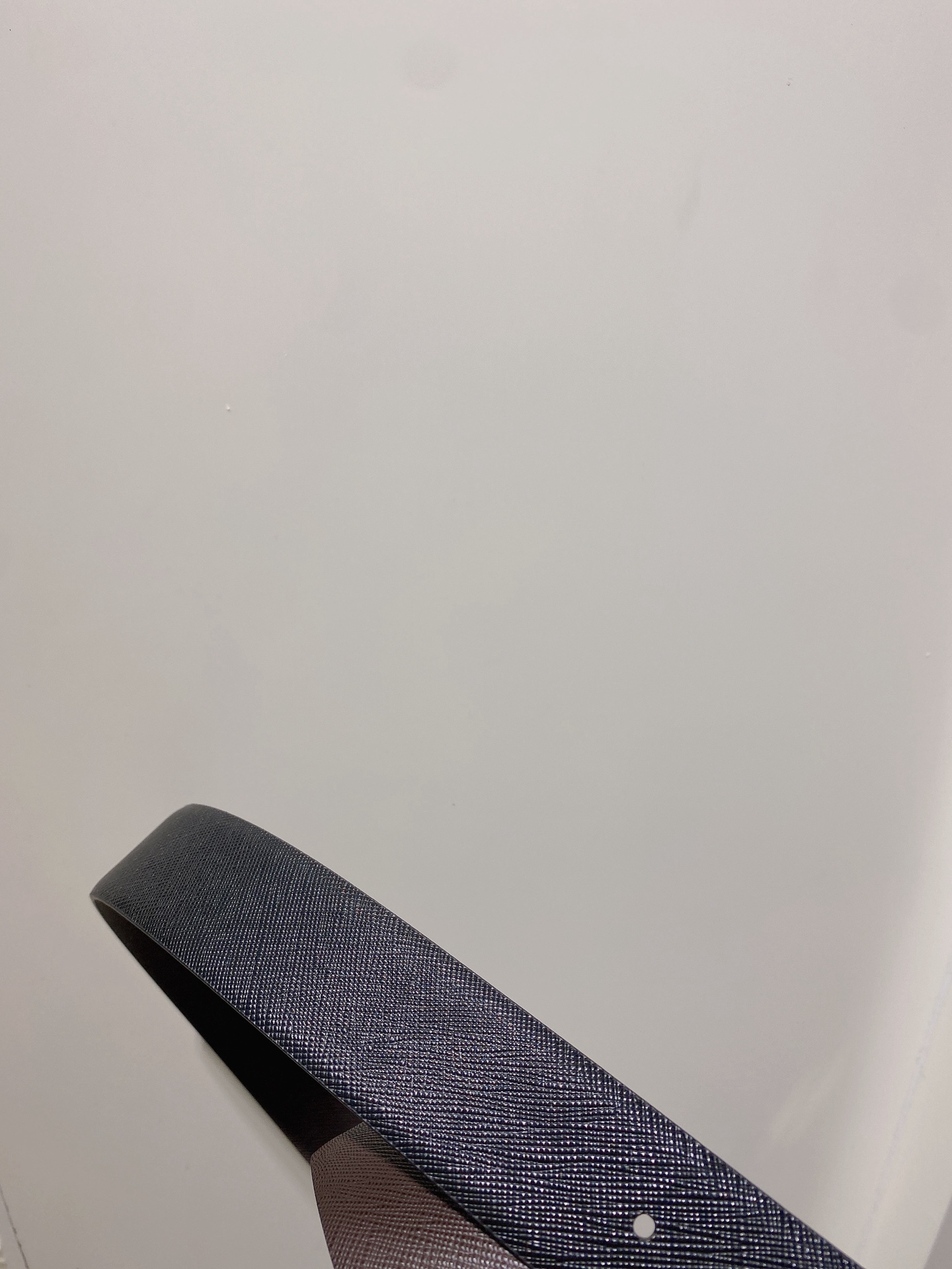  普拉达（PRADA）是意大利奢侈品牌，独特的设计结合了流行简约与优雅的气质，完美地衬托出Prada优秀