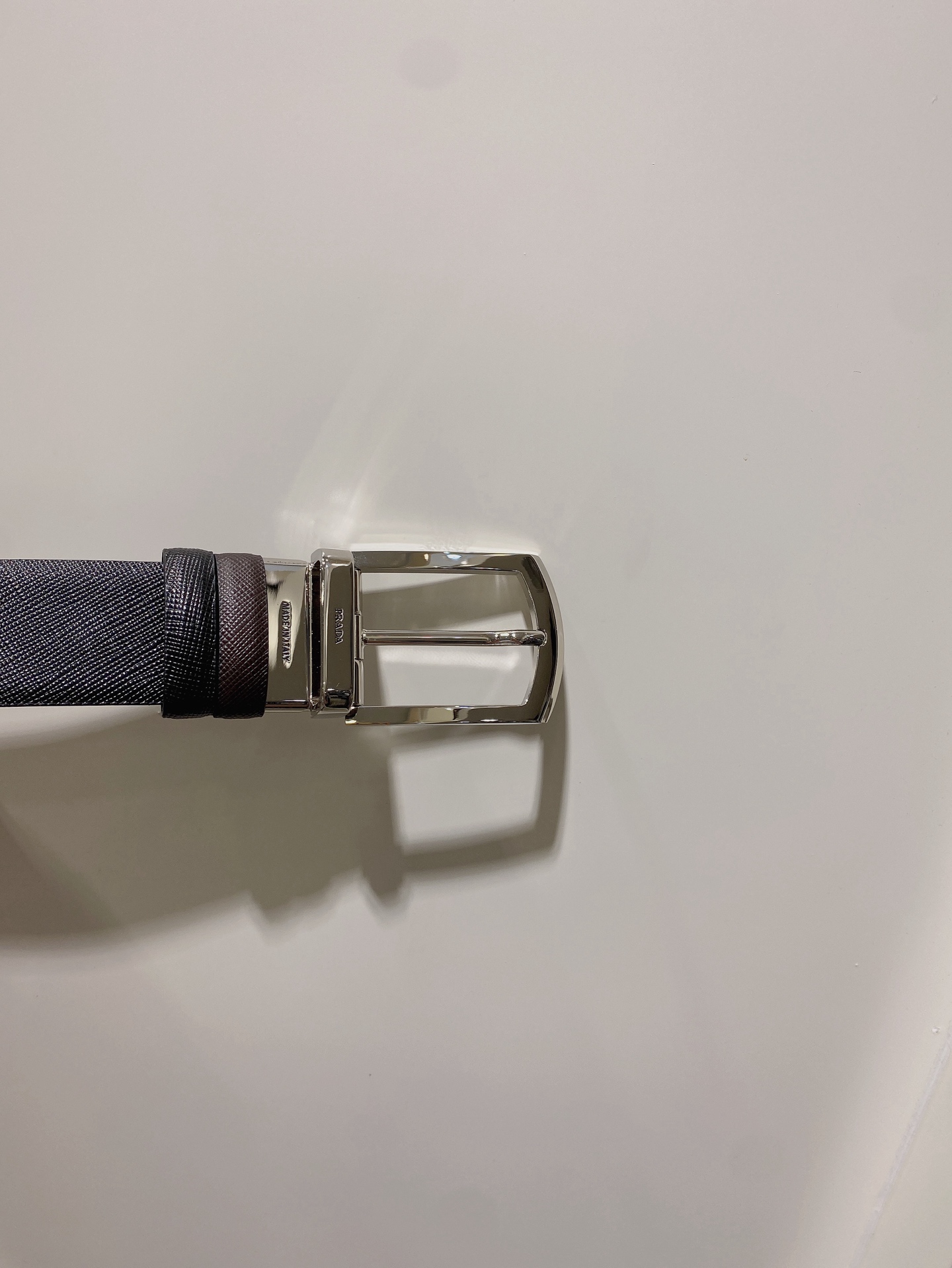  普拉达（PRADA）是意大利奢侈品牌，独特的设计结合了流行简约与优雅的气质，完美地衬托出Prada优秀
