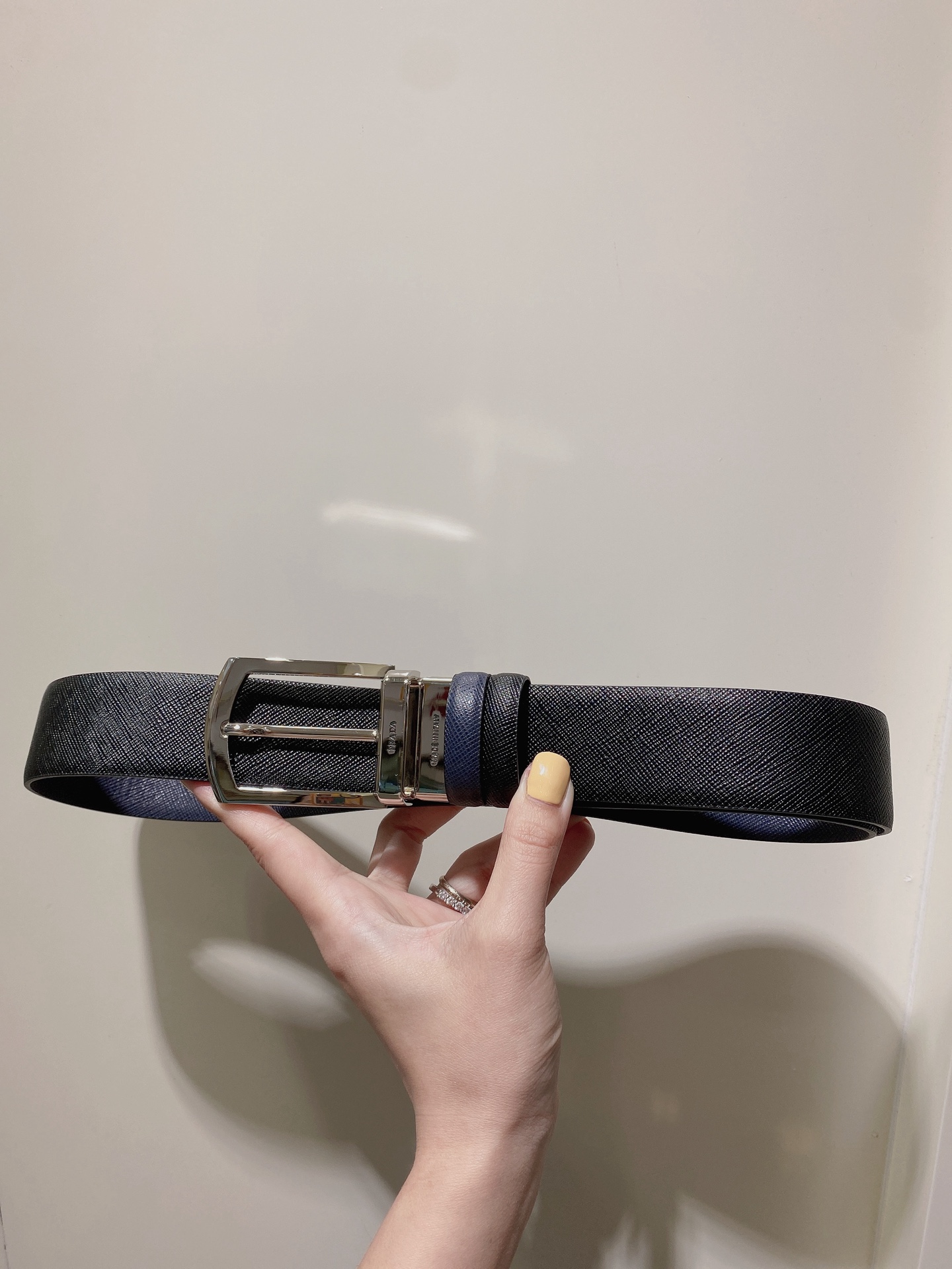  普拉达（PRADA）是意大利奢侈品牌，独特的设计结合了流行简约与优雅的气质，完美地衬托出Prada优秀