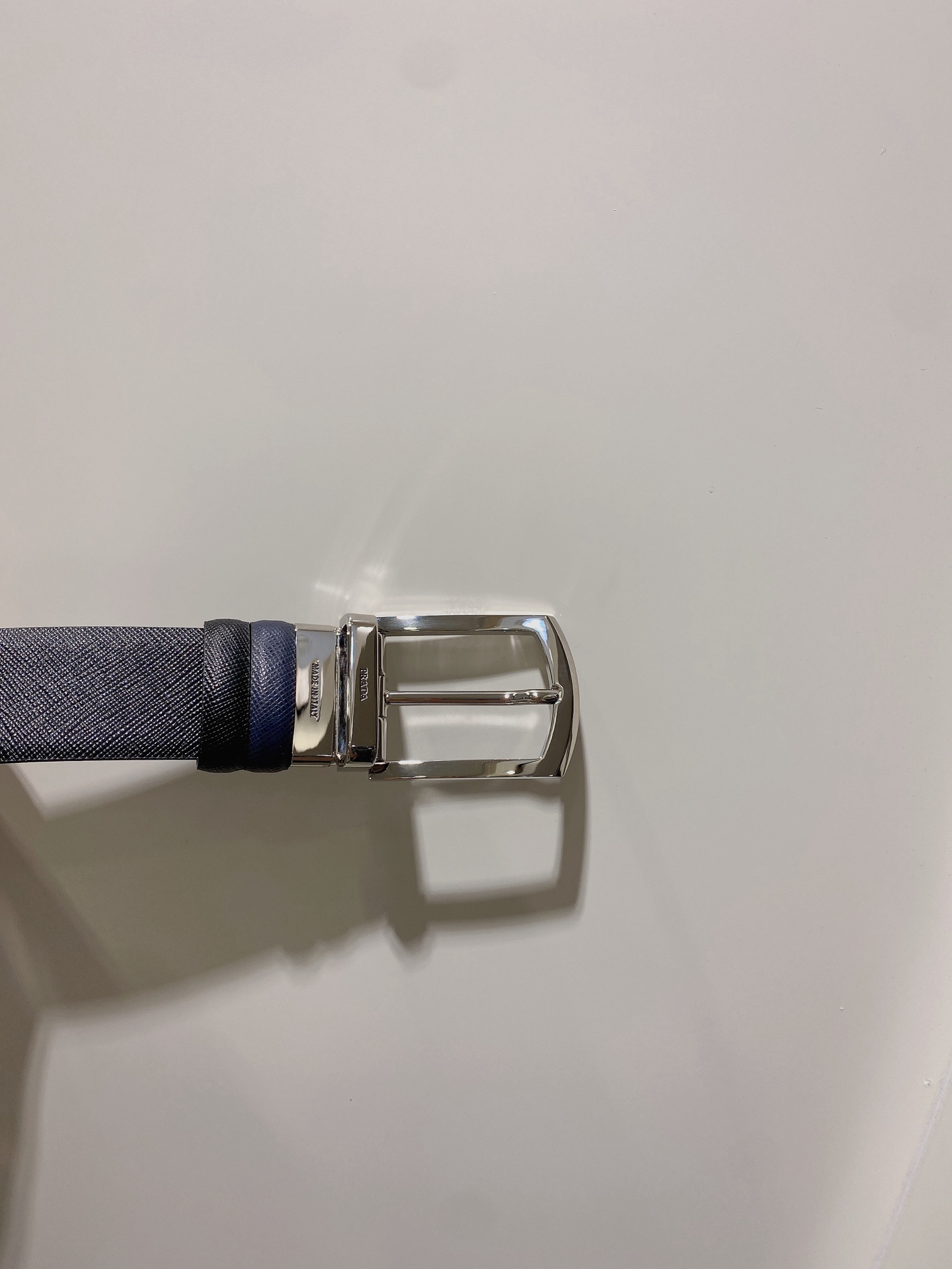  普拉达（PRADA）是意大利奢侈品牌，独特的设计结合了流行简约与优雅的气质，完美地衬托出Prada优秀