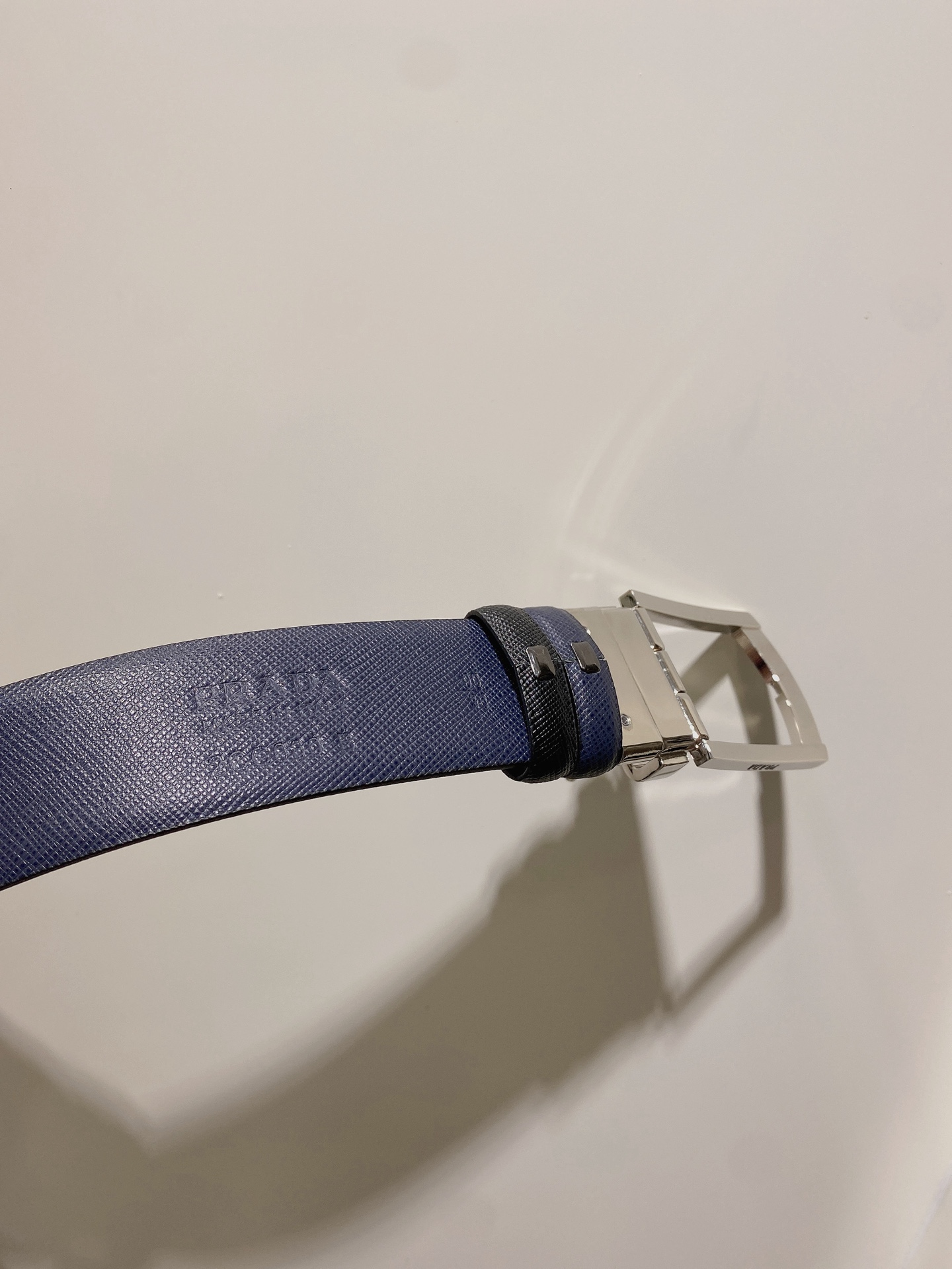  普拉达（PRADA）是意大利奢侈品牌，独特的设计结合了流行简约与优雅的气质，完美地衬托出Prada优秀
