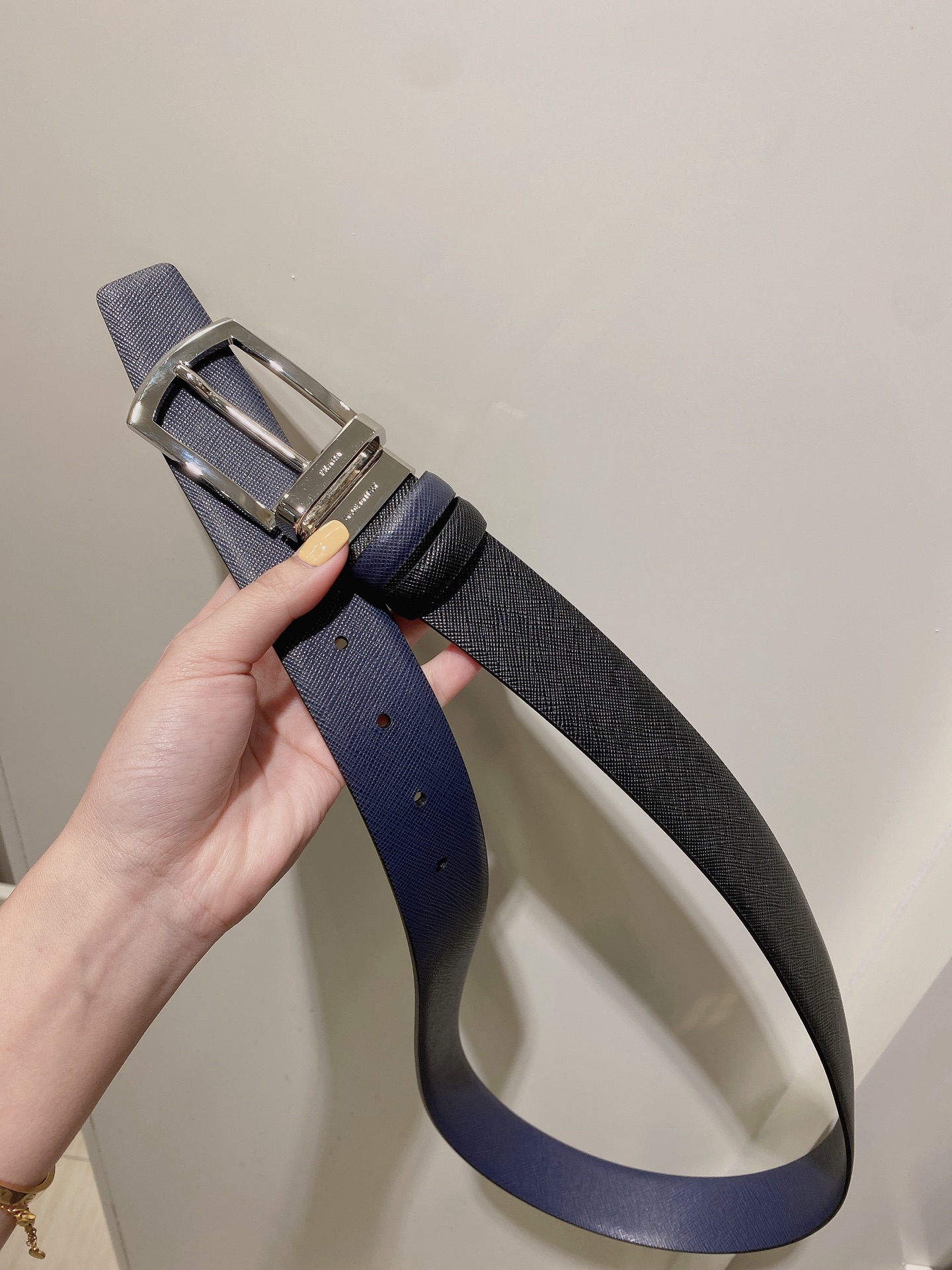  普拉达（PRADA）是意大利奢侈品牌，独特的设计结合了流行简约与优雅的气质，完美地衬托出Prada优秀