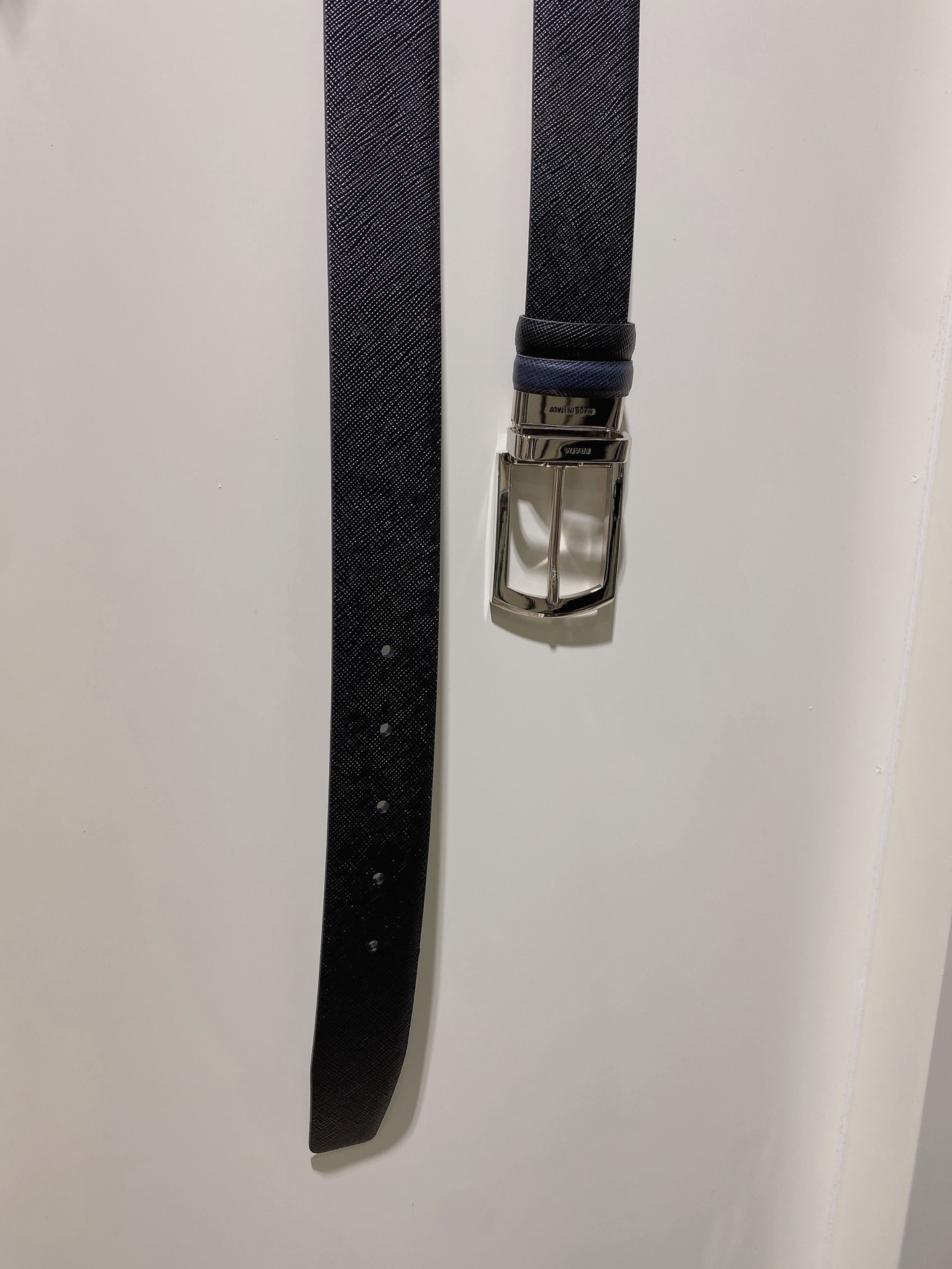 普拉达（PRADA）是意大利奢侈品牌，独特的设计结合了流行简约与优雅的气质，完美地衬托出Prada优秀