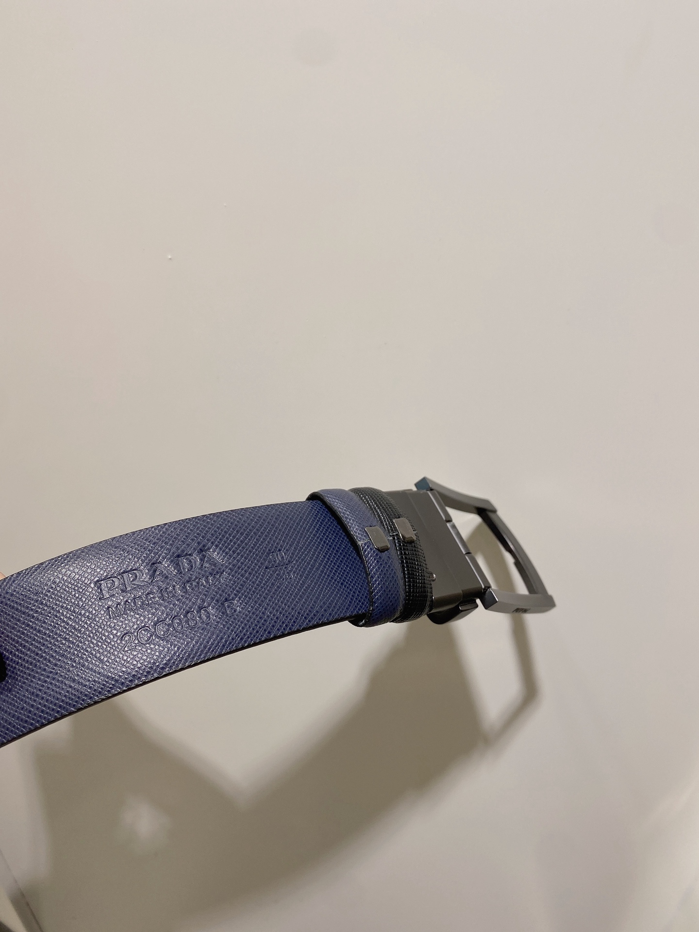  普拉达（PRADA）是意大利奢侈品牌，独特的设计结合了流行简约与优雅的气质，完美地衬托出Prada优秀
