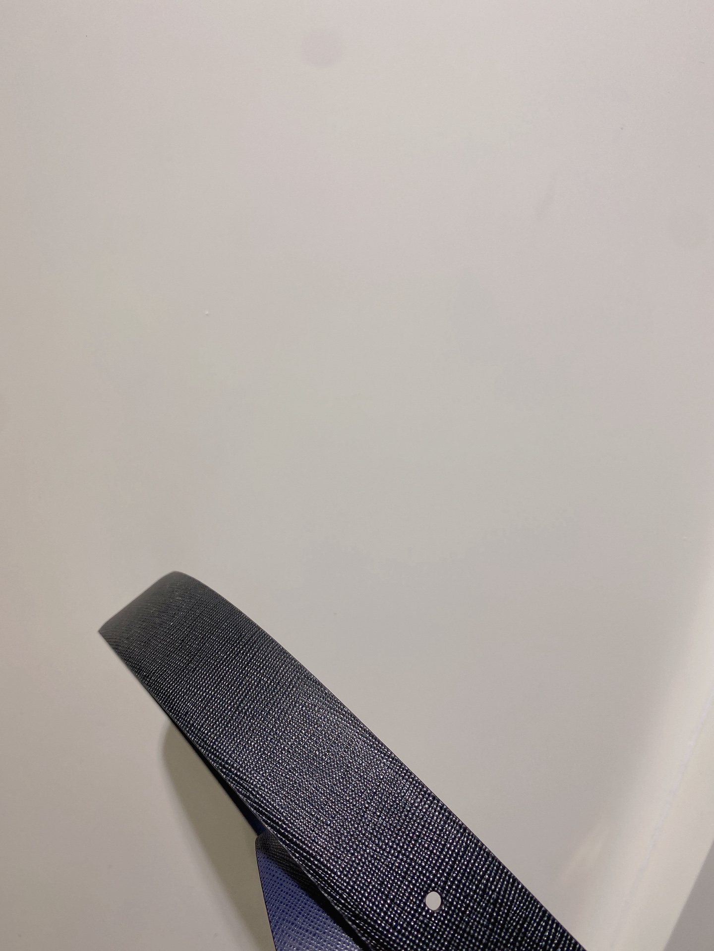  普拉达（PRADA）是意大利奢侈品牌，独特的设计结合了流行简约与优雅的气质，完美地衬托出Prada优秀