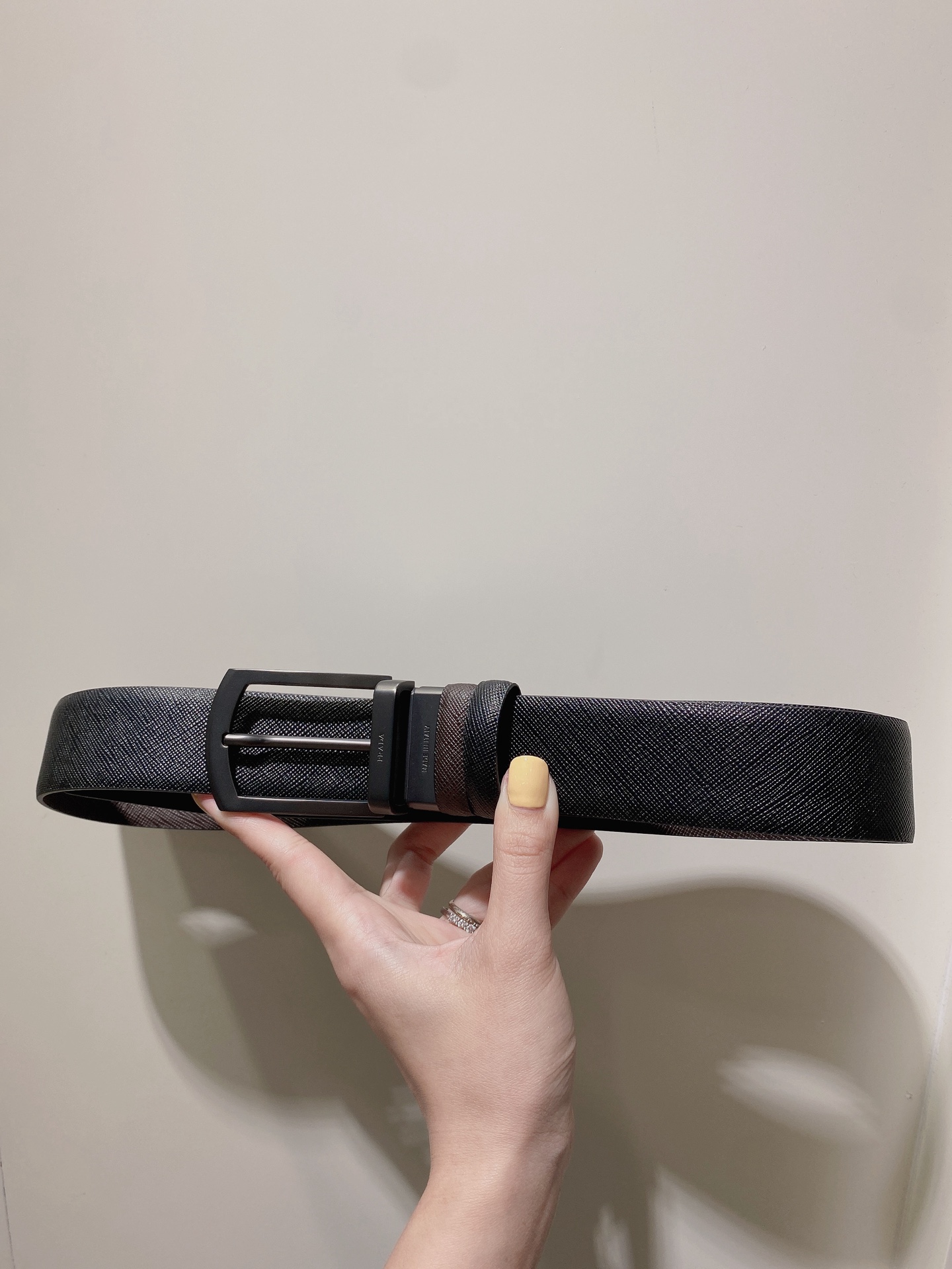  普拉达（PRADA）是意大利奢侈品牌，独特的设计结合了流行简约与优雅的气质，完美地衬托出Prada优秀