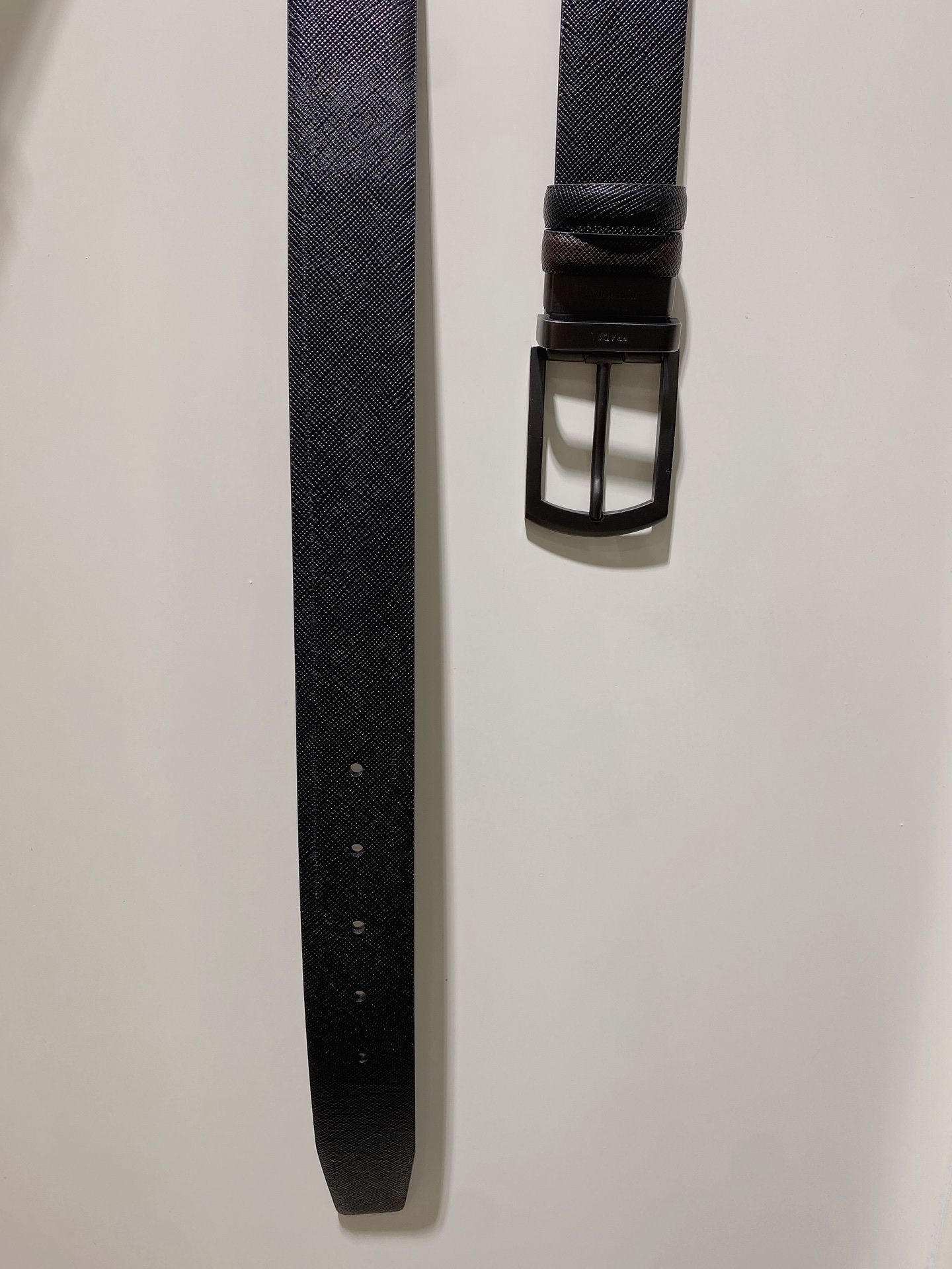  普拉达（PRADA）是意大利奢侈品牌，独特的设计结合了流行简约与优雅的气质，完美地衬托出Prada优秀