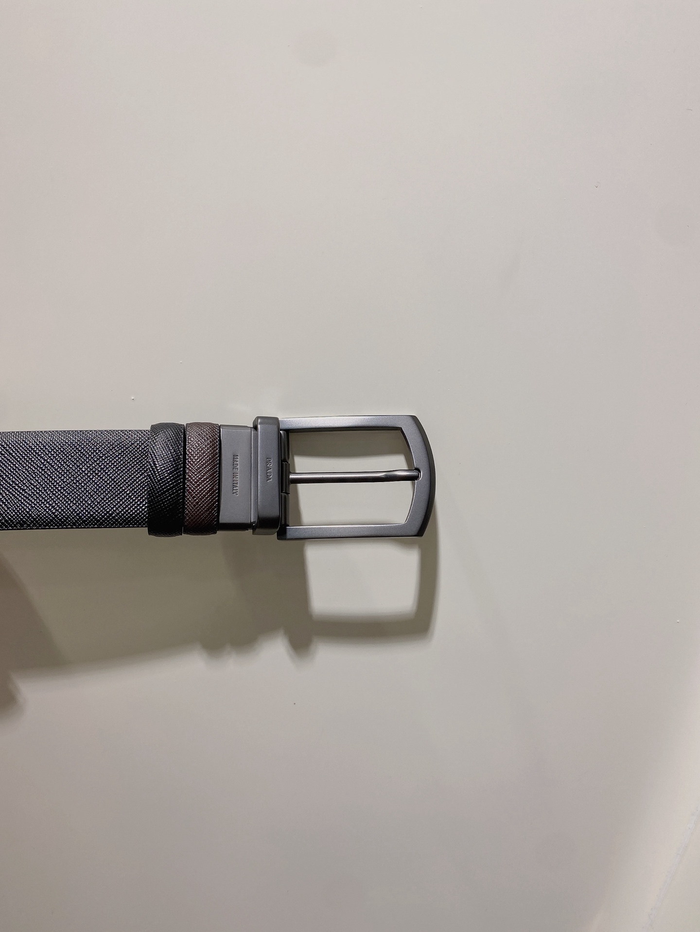  普拉达（PRADA）是意大利奢侈品牌，独特的设计结合了流行简约与优雅的气质，完美地衬托出Prada优秀