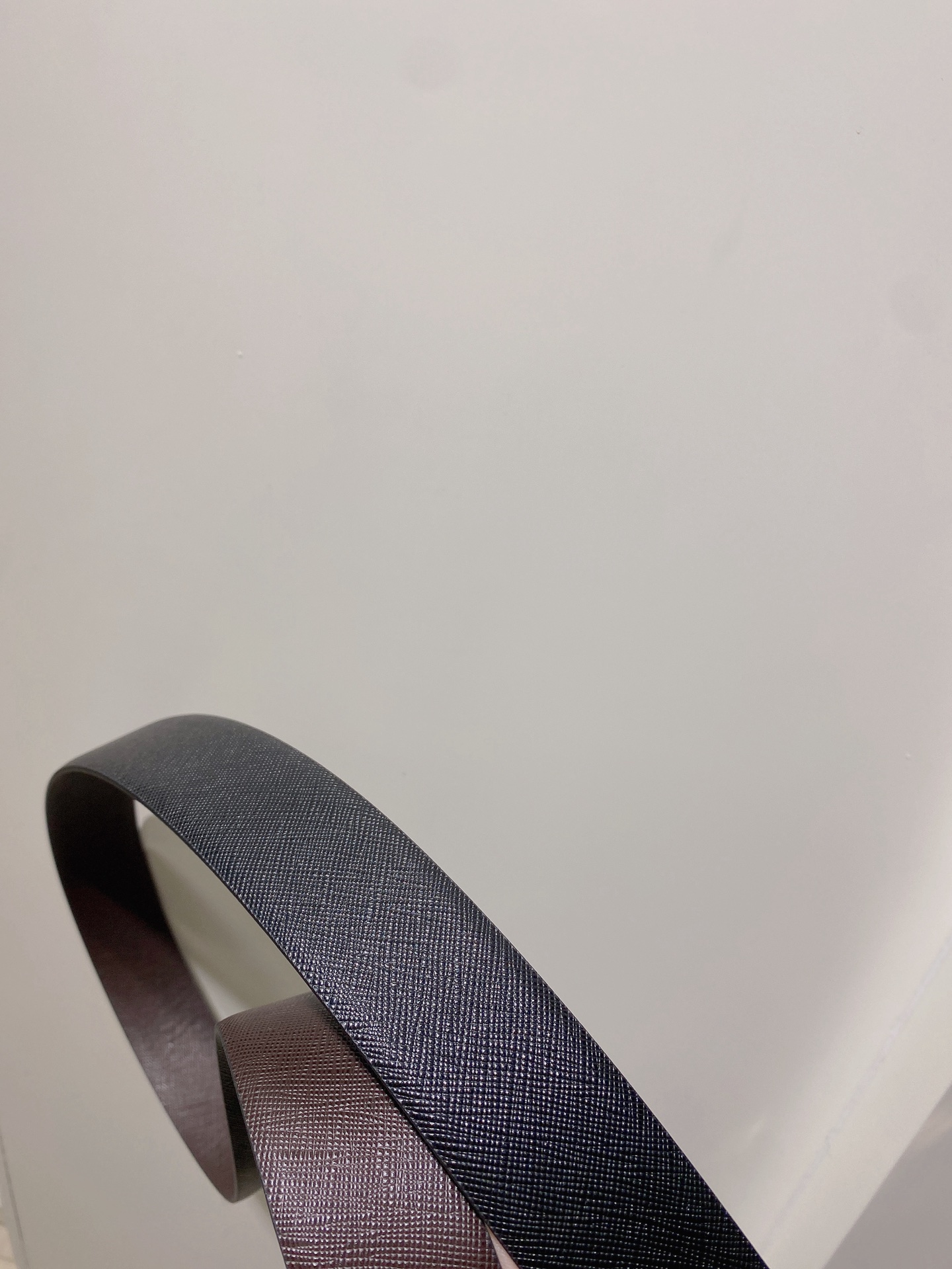  普拉达（PRADA）是意大利奢侈品牌，独特的设计结合了流行简约与优雅的气质，完美地衬托出Prada优秀