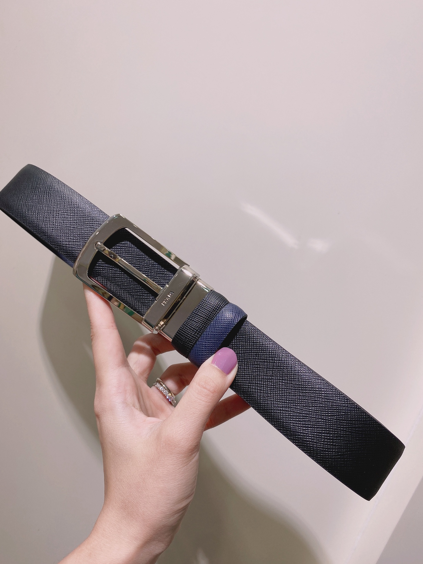  普拉达（PRADA）是意大利奢侈品牌，独特的设计结合了流行简约与优雅的气质，完美地衬托出Prada优秀