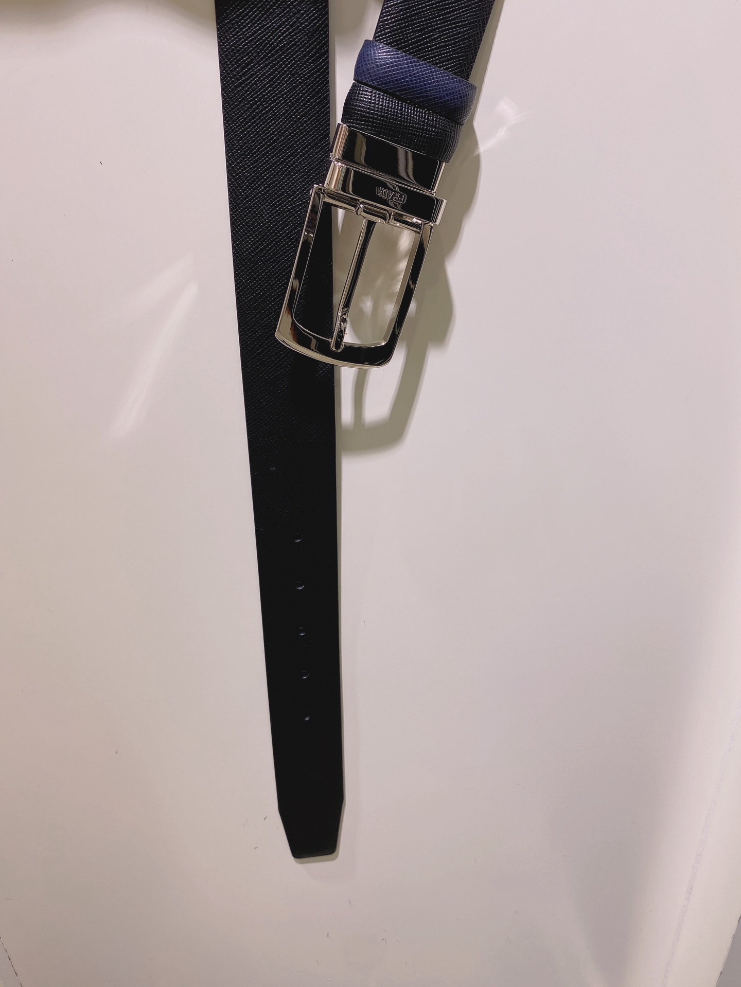  普拉达（PRADA）是意大利奢侈品牌，独特的设计结合了流行简约与优雅的气质，完美地衬托出Prada优秀