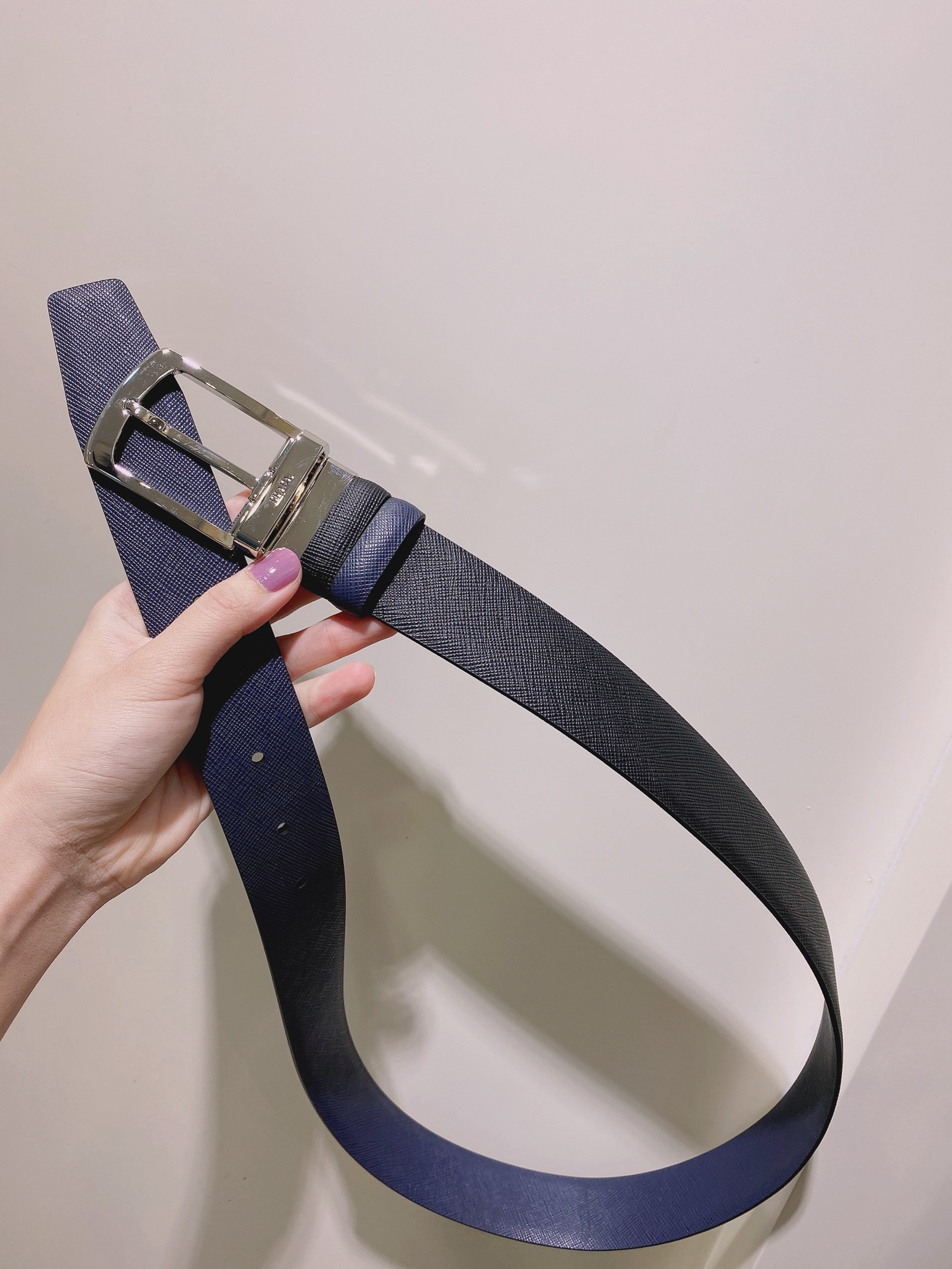  普拉达（PRADA）是意大利奢侈品牌，独特的设计结合了流行简约与优雅的气质，完美地衬托出Prada优秀