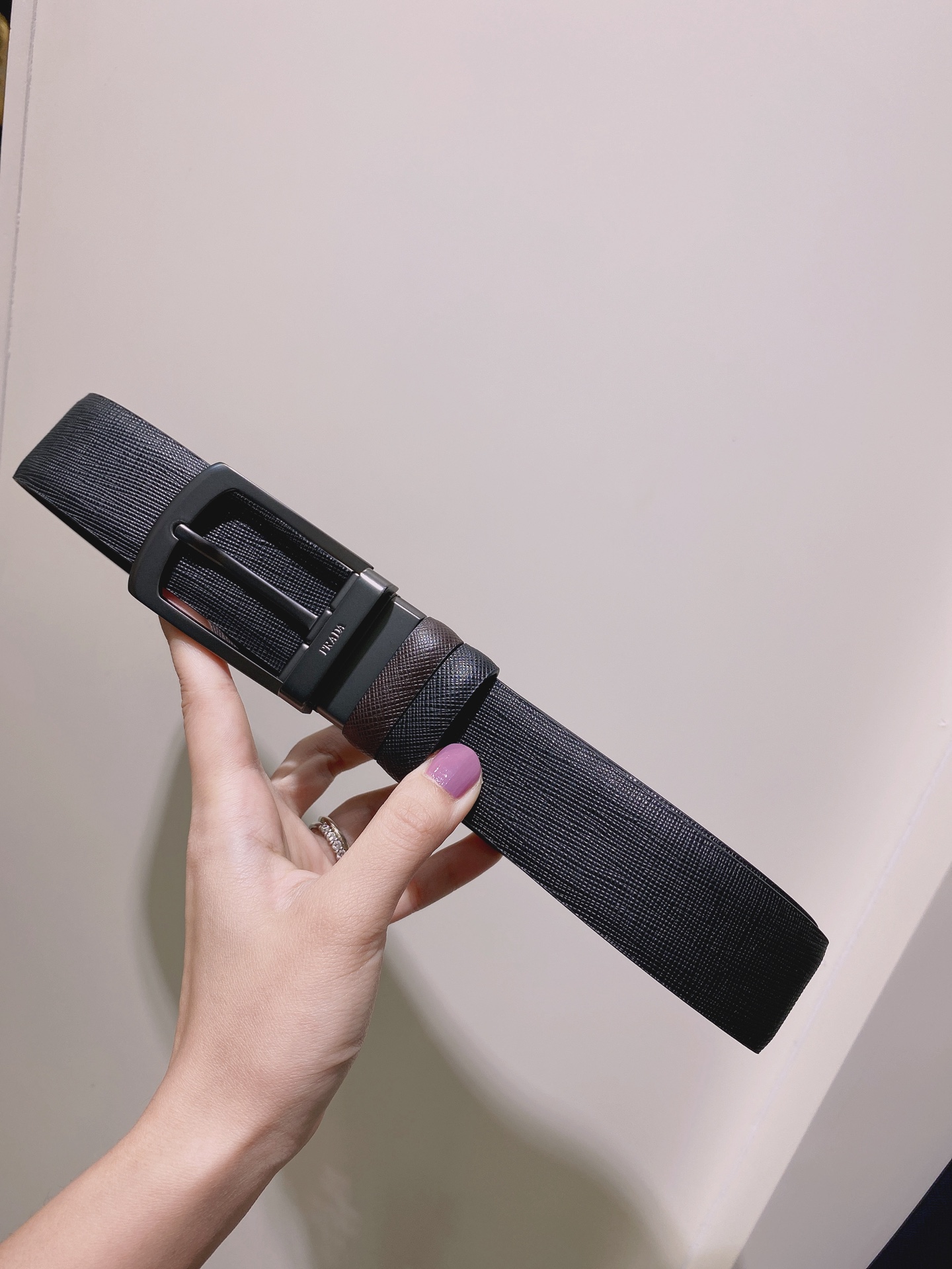  普拉达（PRADA）是意大利奢侈品牌，独特的设计结合了流行简约与优雅的气质，完美地衬托出Prada优秀