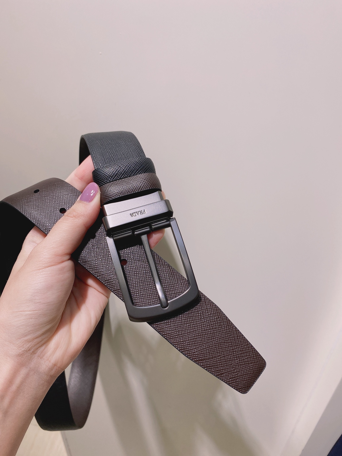  普拉达（PRADA）是意大利奢侈品牌，独特的设计结合了流行简约与优雅的气质，完美地衬托出Prada优秀