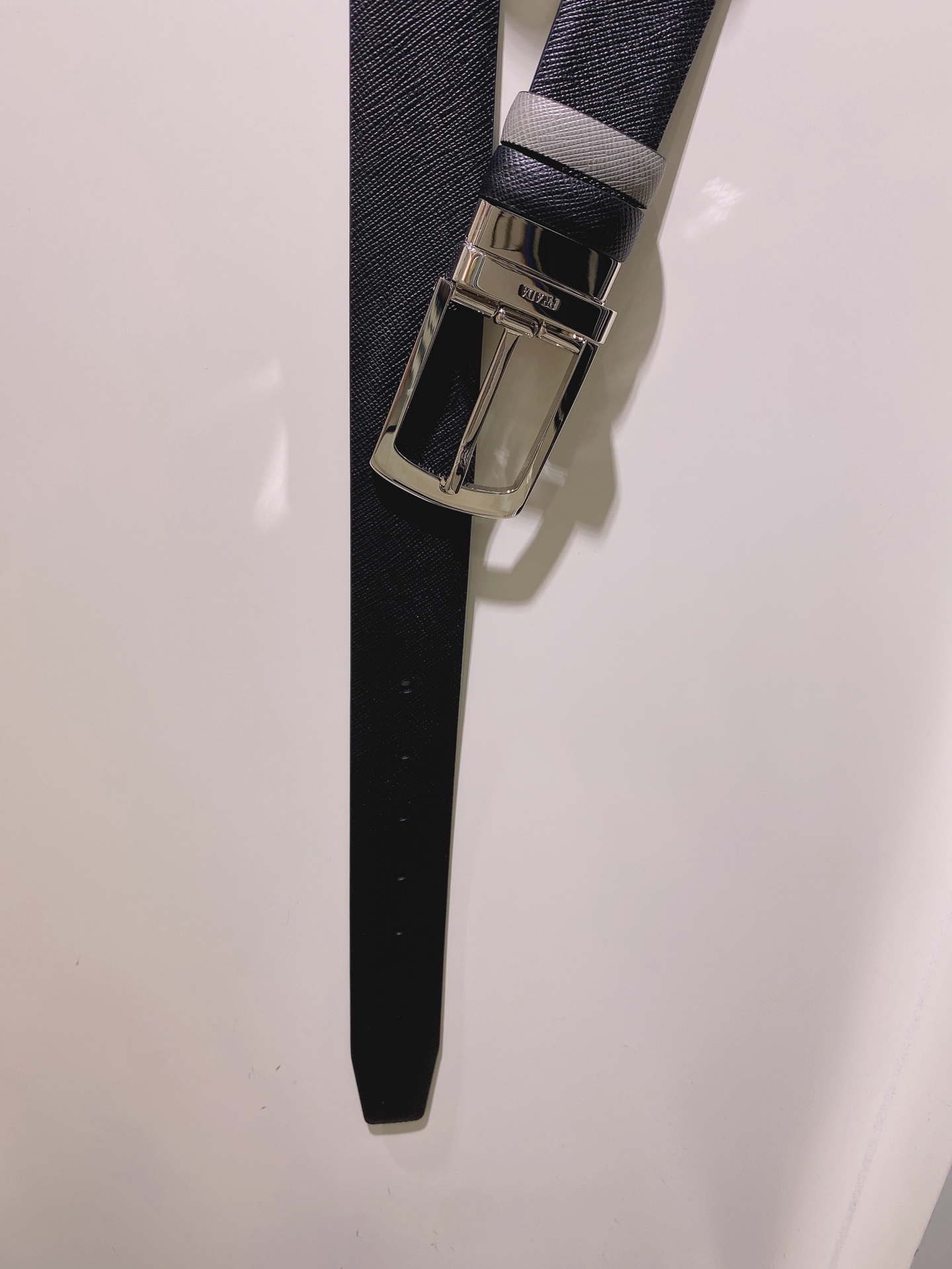  普拉达（PRADA）是意大利奢侈品牌，独特的设计结合了流行简约与优雅的气质，完美地衬托出Prada优秀