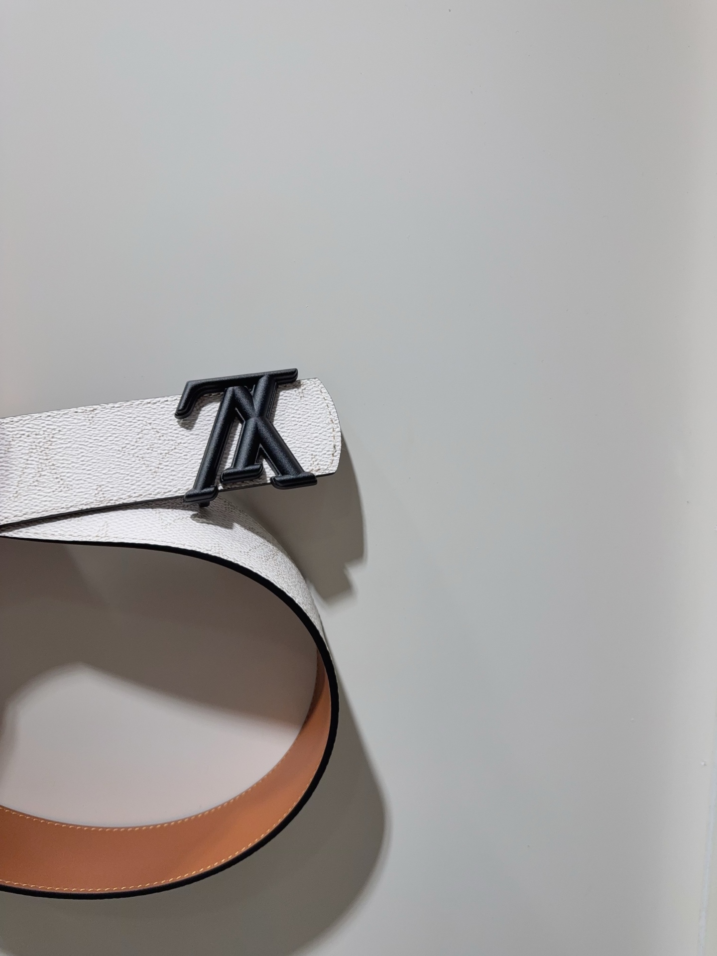  LV Dimension Monogram Héritage 双面腰带拼接素净皮革和 Monogram