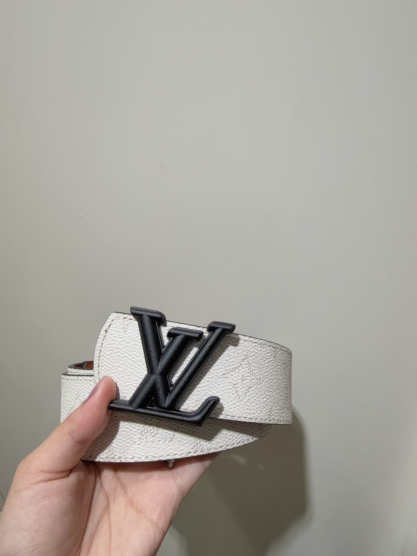  LV Dimension Monogram Héritage 双面腰带拼接素净皮革和 Monogram