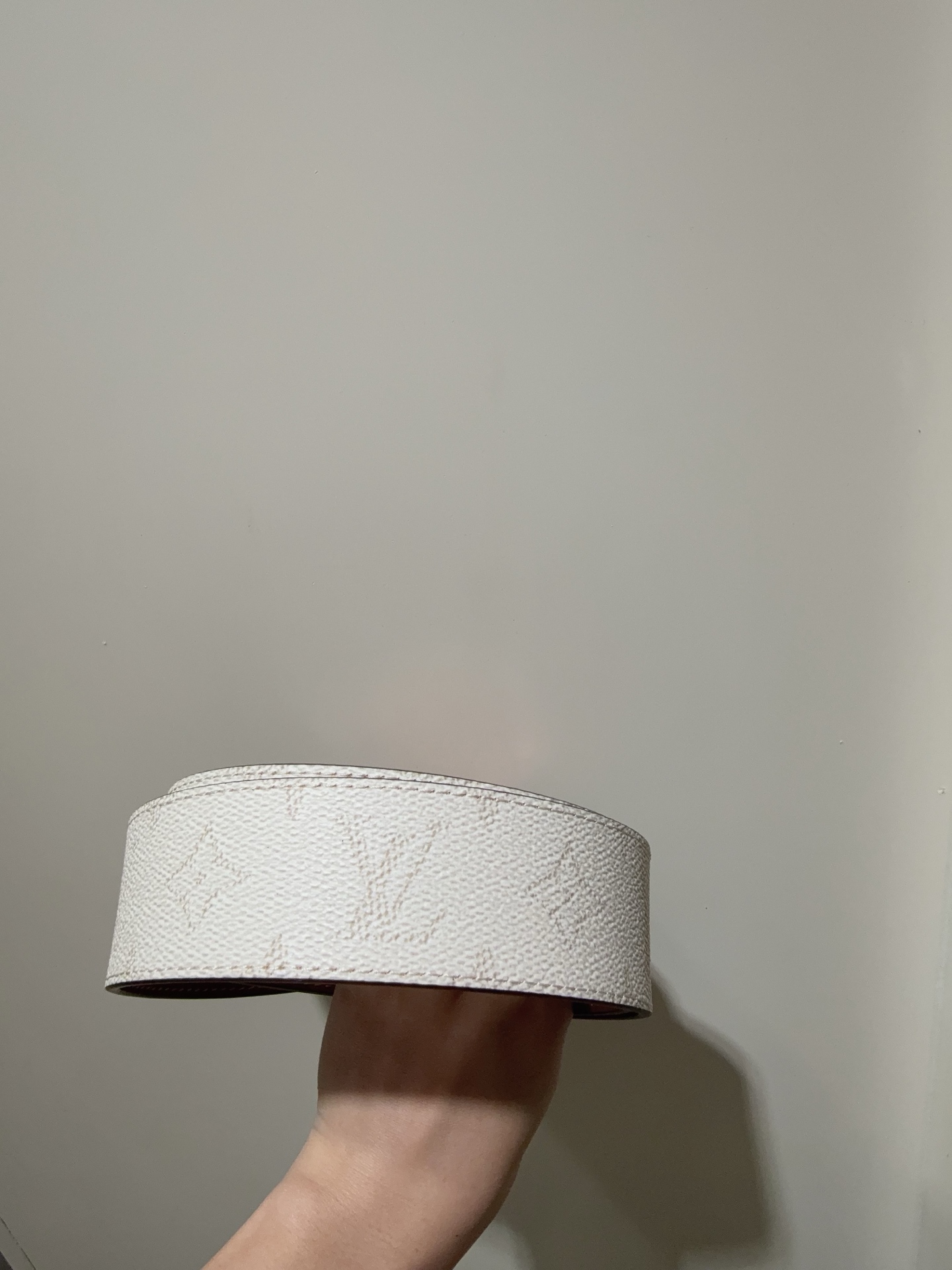  LV Dimension Monogram Héritage 双面腰带拼接素净皮革和 Monogram