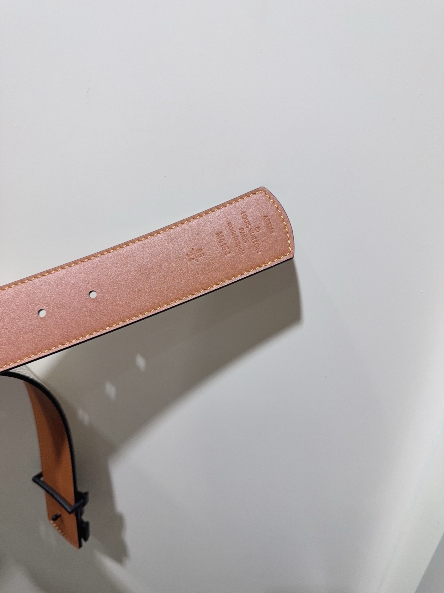 LV Dimension Monogram Héritage 双面腰带拼接素净皮革和 Monogram