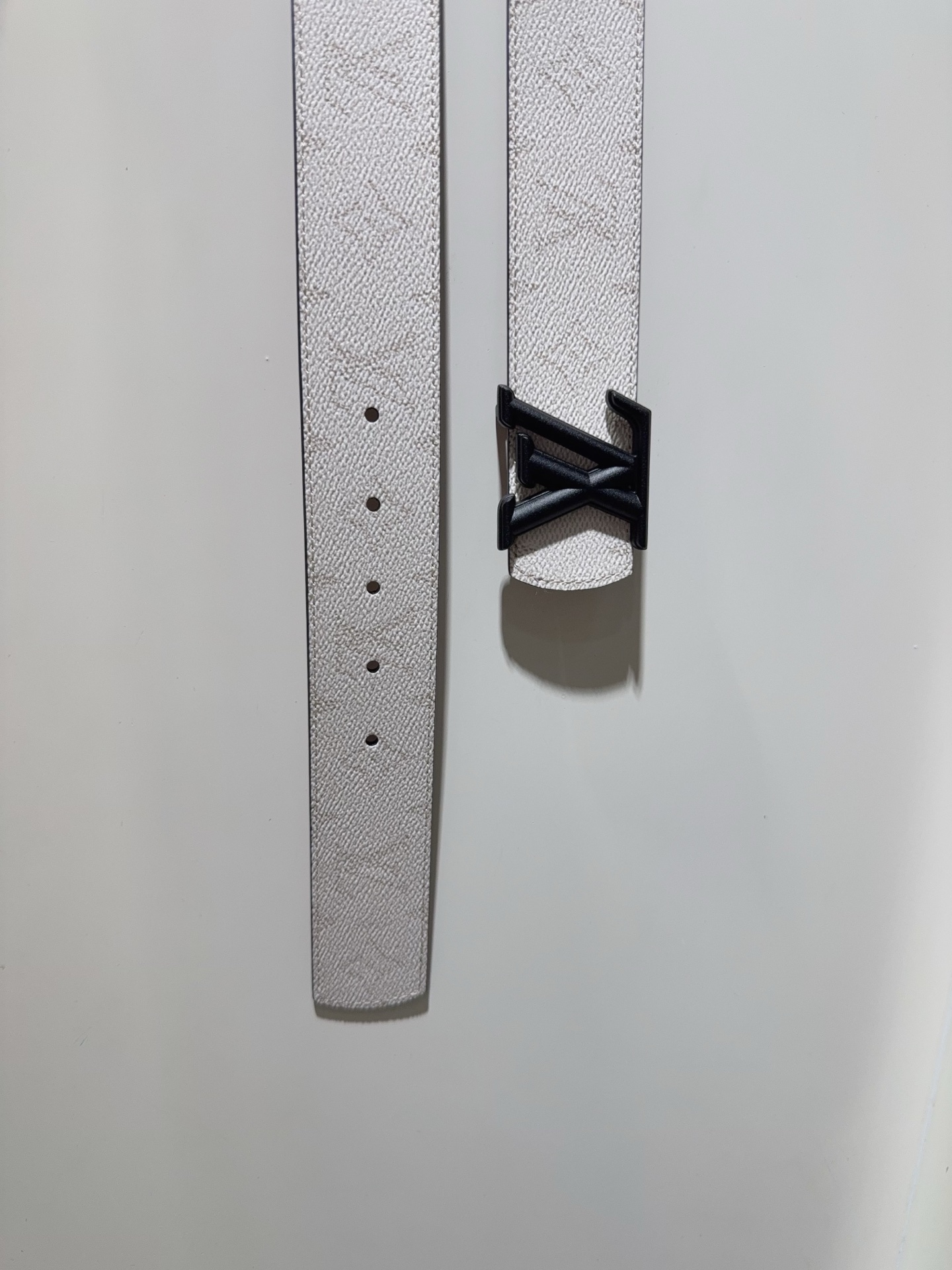  LV Dimension Monogram Héritage 双面腰带拼接素净皮革和 Monogram