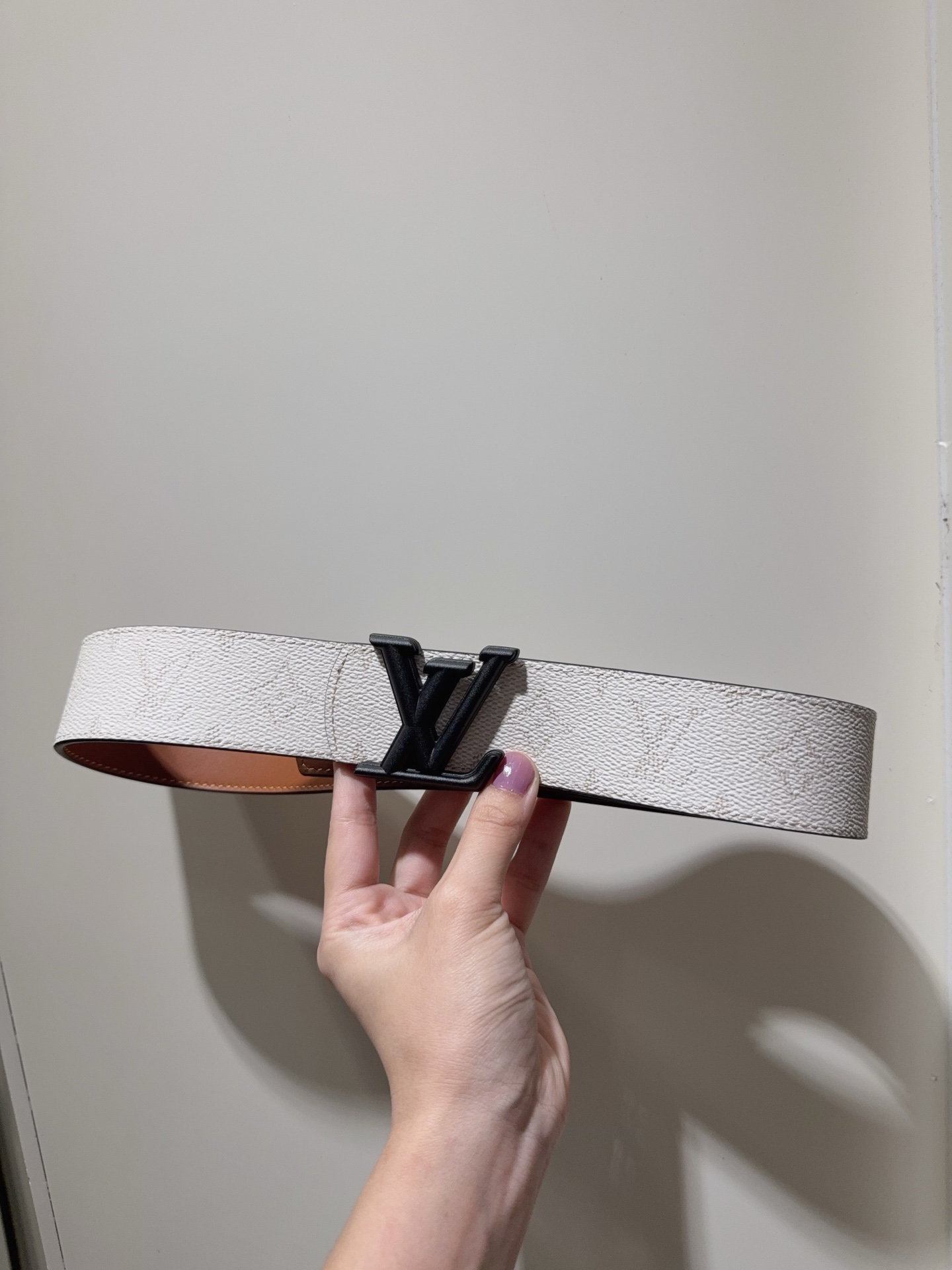  LV Dimension Monogram Héritage 双面腰带拼接素净皮革和 Monogram