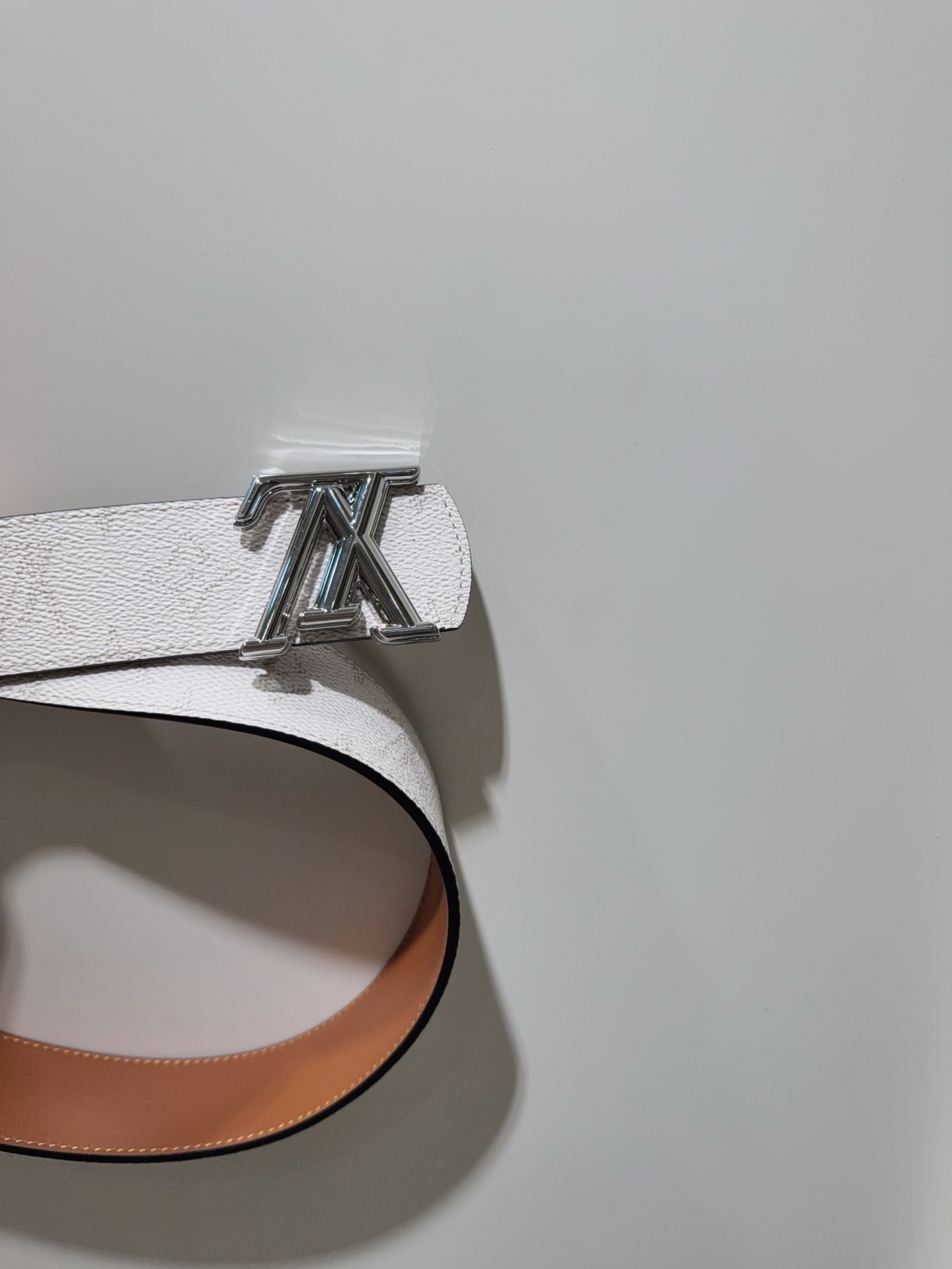  LV Dimension Monogram Héritage 双面腰带拼接素净皮革和 Monogram