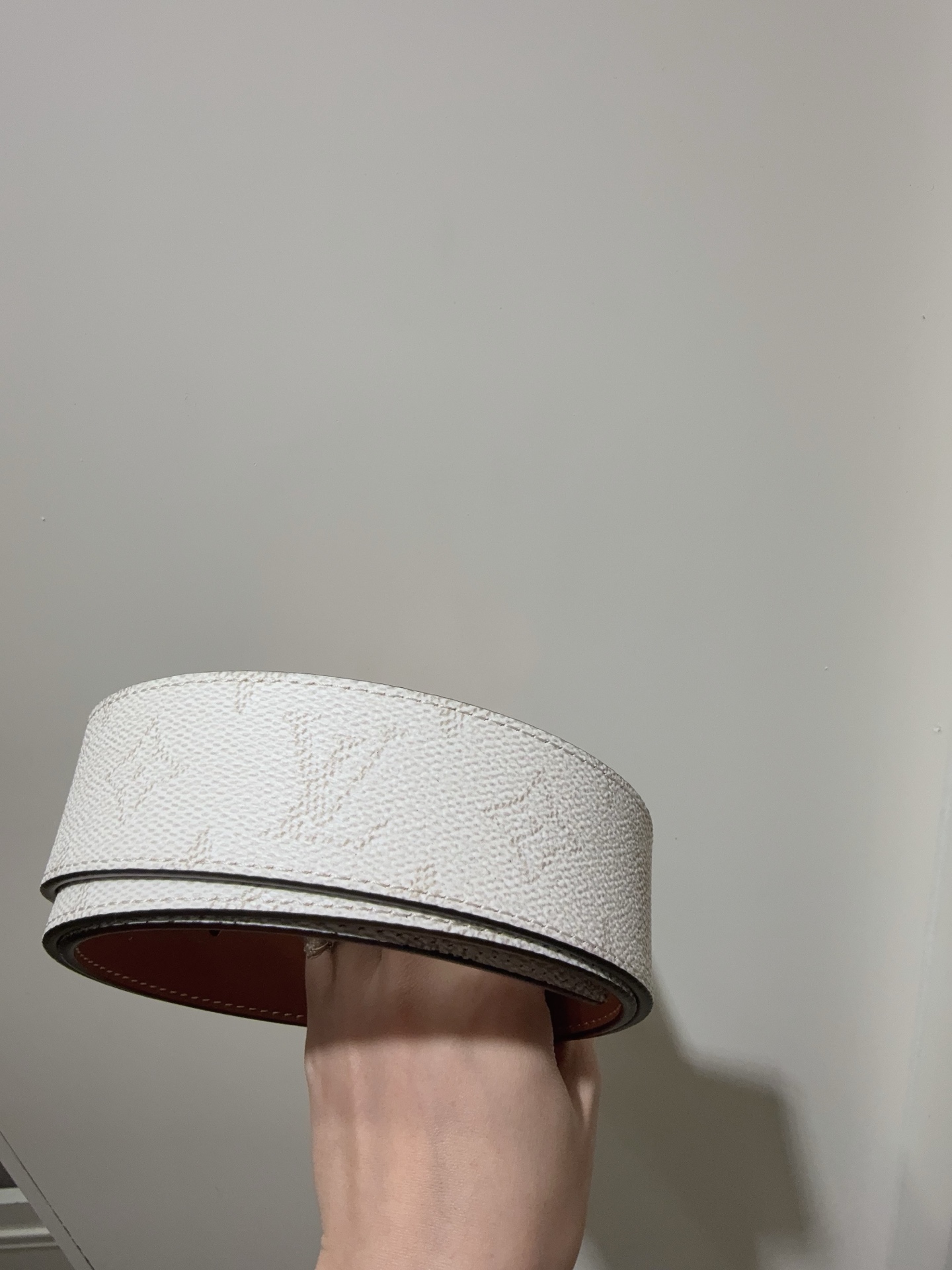  LV Dimension Monogram Héritage 双面腰带拼接素净皮革和 Monogram
