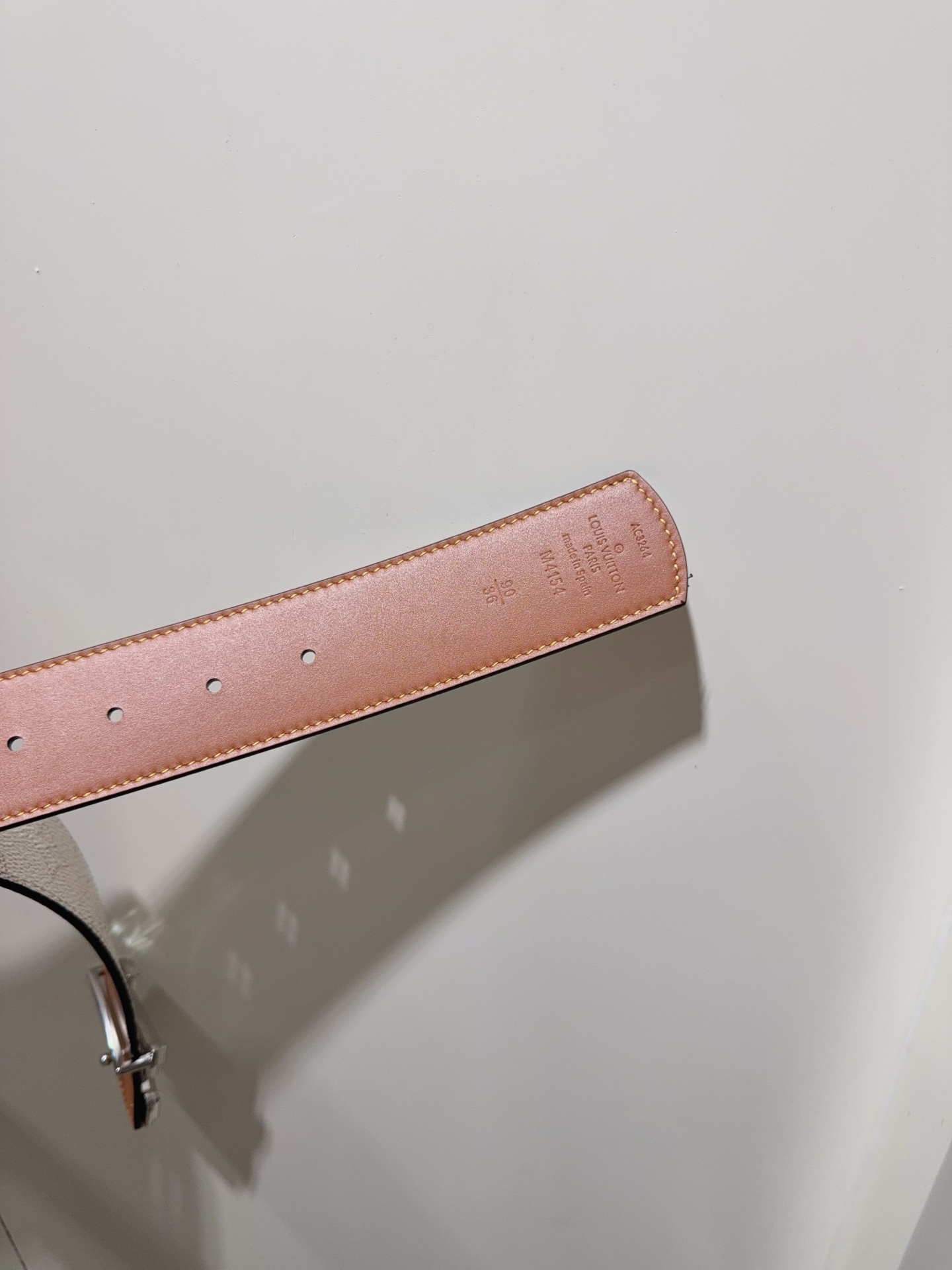 LV Dimension Monogram Héritage 双面腰带拼接素净皮革和 Monogram