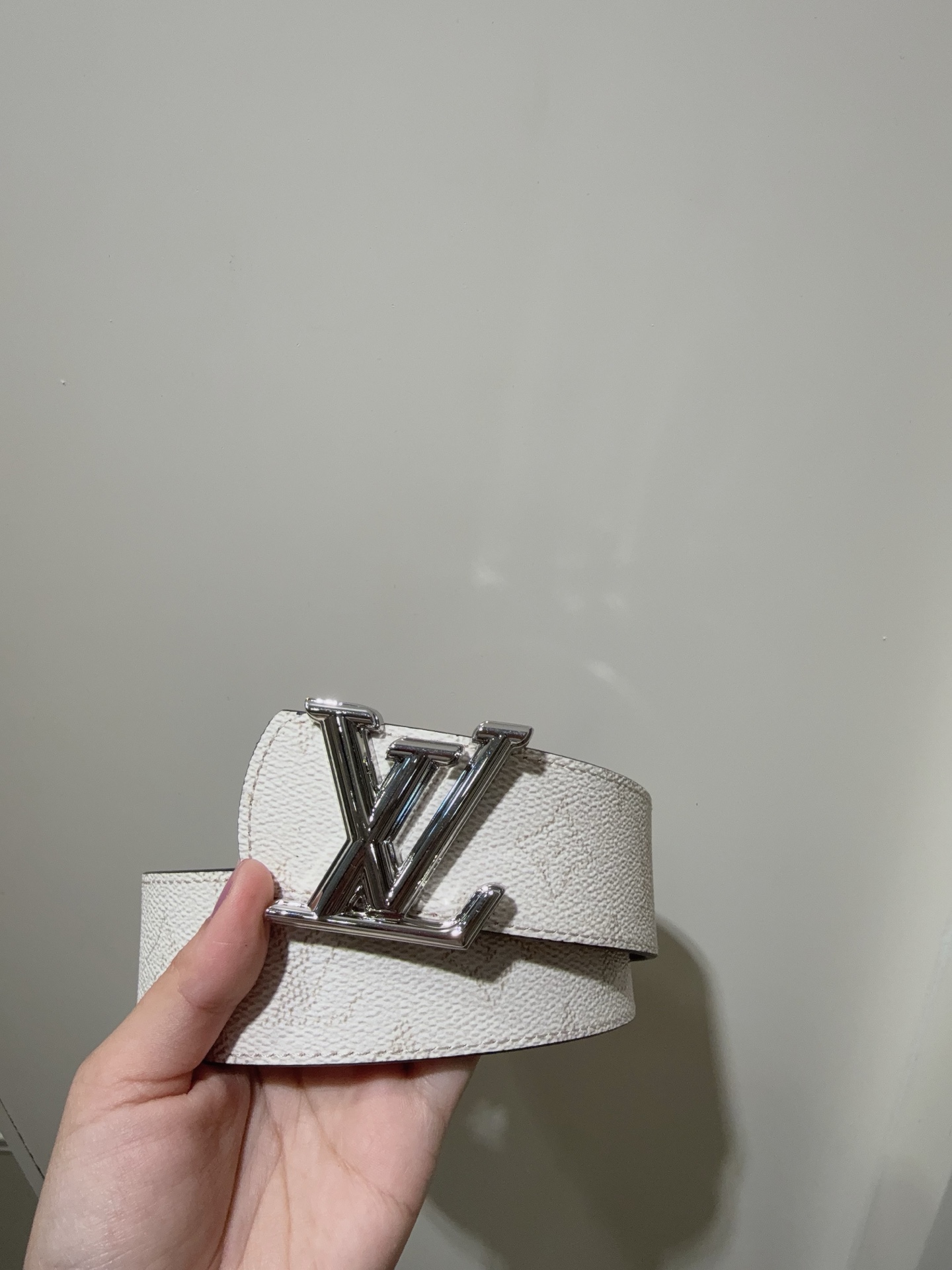  LV Dimension Monogram Héritage 双面腰带拼接素净皮革和 Monogram