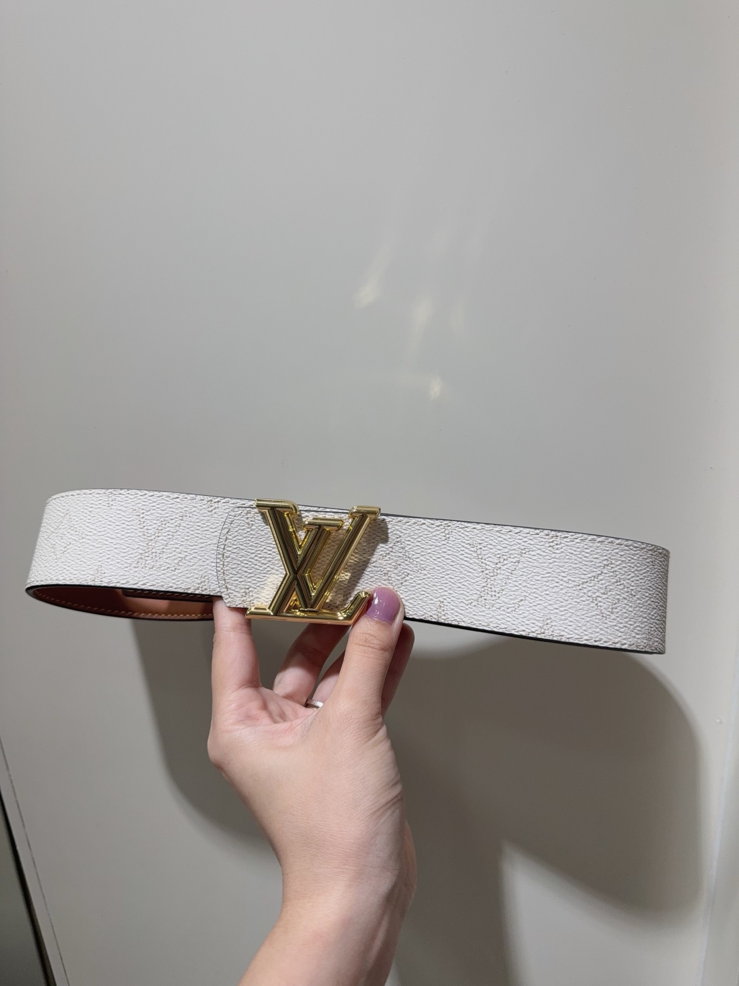  LV Dimension Monogram Héritage 双面腰带拼接素净皮革和 Monogram