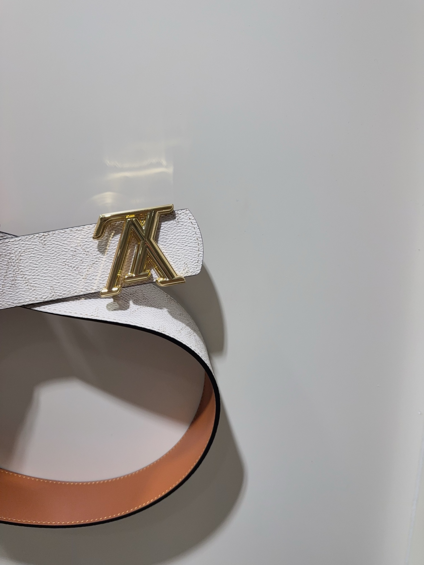  LV Dimension Monogram Héritage 双面腰带拼接素净皮革和 Monogram