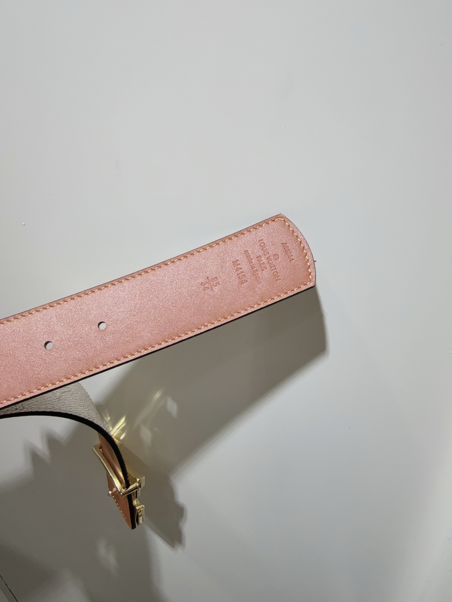  LV Dimension Monogram Héritage 双面腰带拼接素净皮革和 Monogram