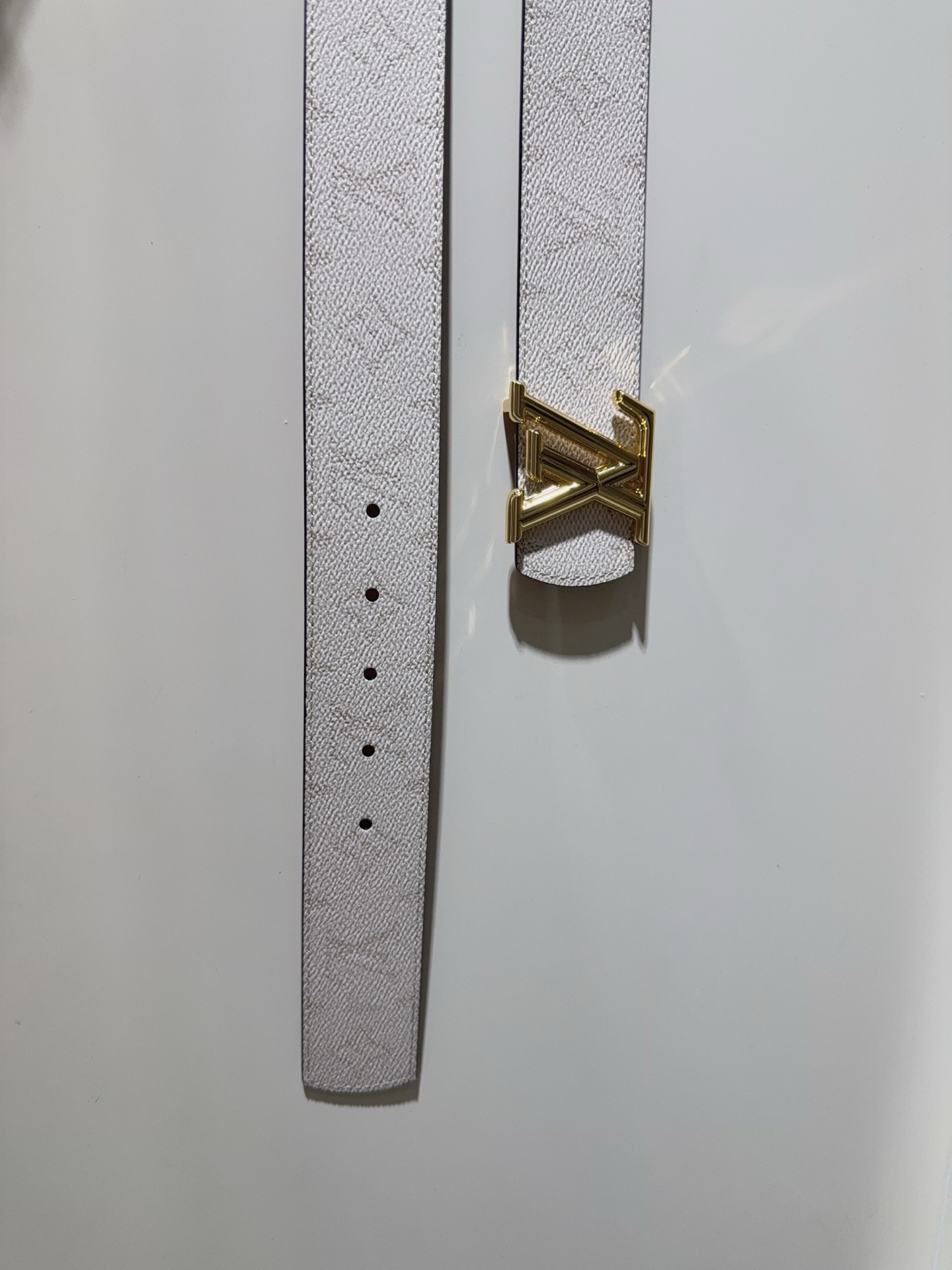  LV Dimension Monogram Héritage 双面腰带拼接素净皮革和 Monogram