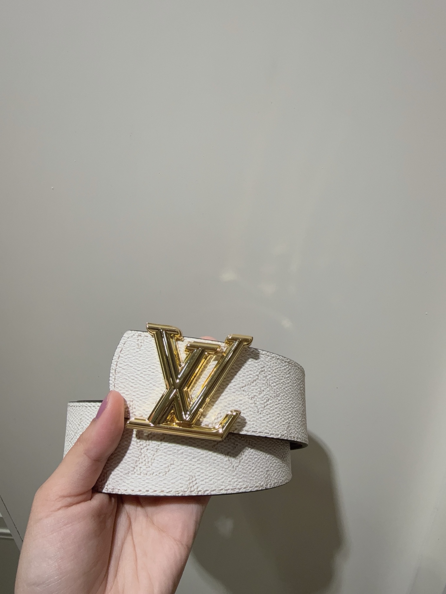  LV Dimension Monogram Héritage 双面腰带拼接素净皮革和 Monogram