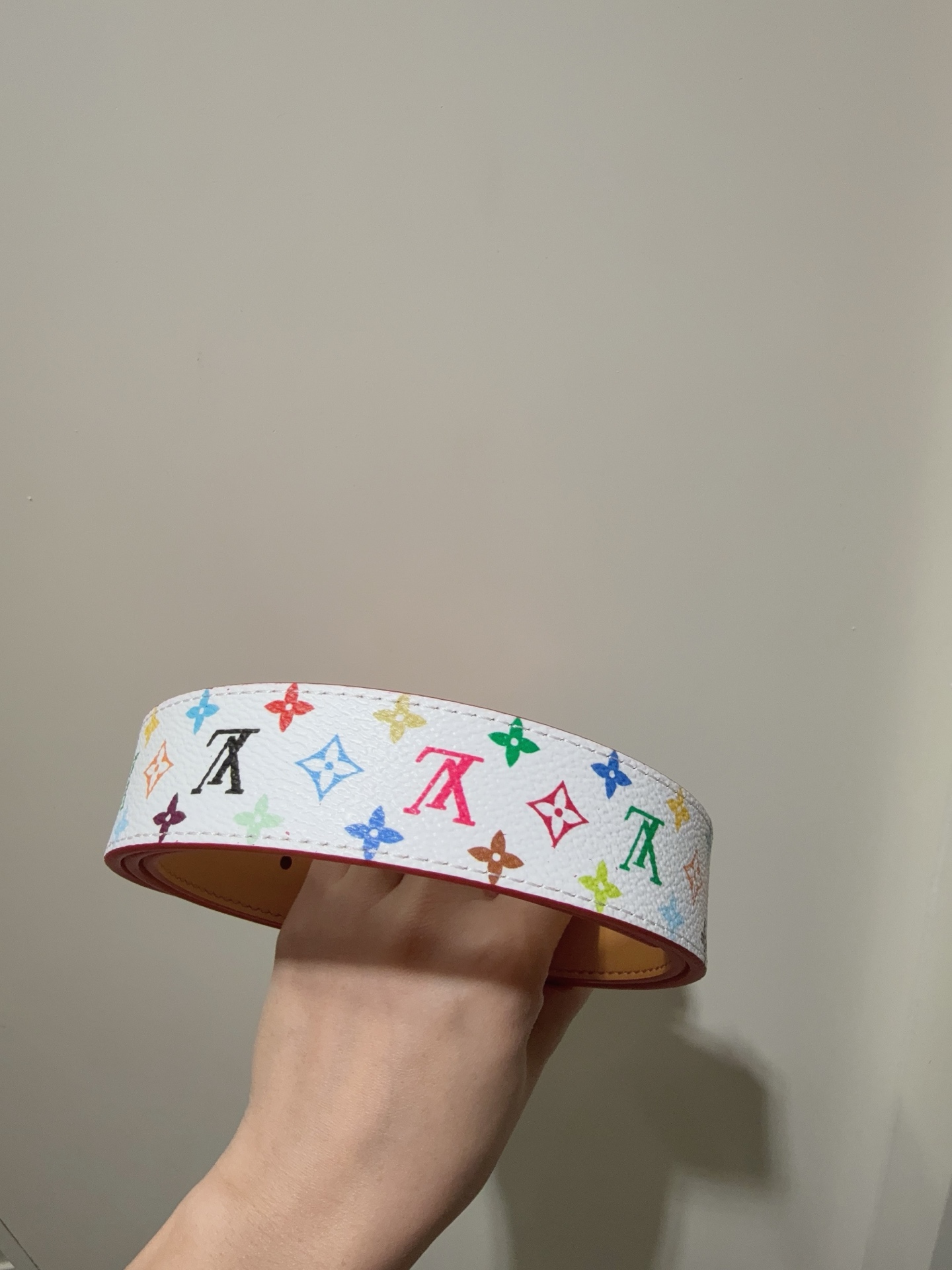  Slim Flower 双面腰带采用艺术笔触焕新品牌元素，以柔美之姿彰显个性风尚。细腻皮革和经典 Mo
