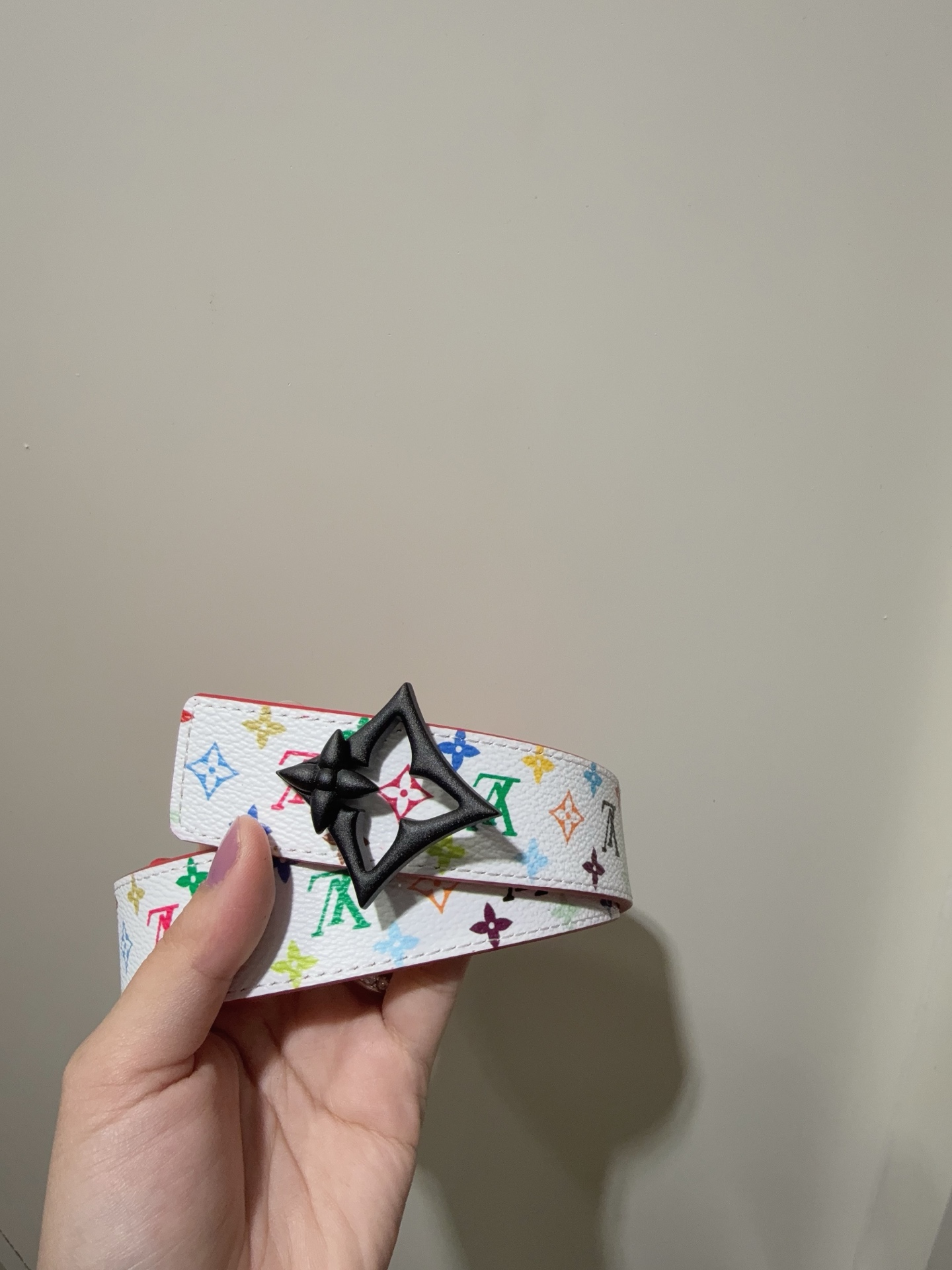  Slim Flower 双面腰带采用艺术笔触焕新品牌元素，以柔美之姿彰显个性风尚。细腻皮革和经典 Mo