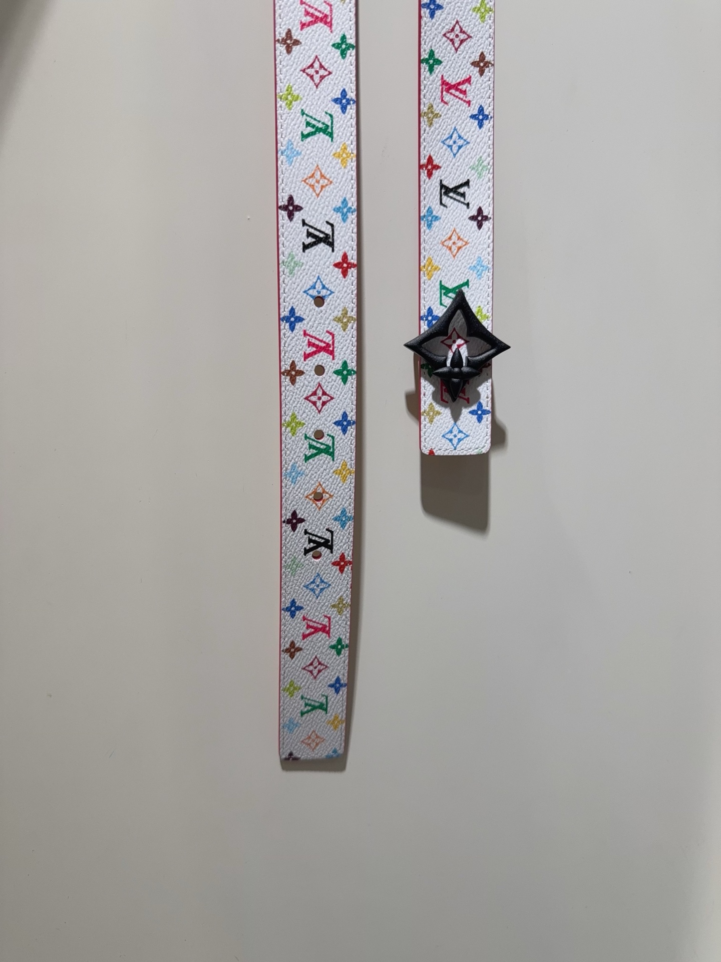  Slim Flower 双面腰带采用艺术笔触焕新品牌元素，以柔美之姿彰显个性风尚。细腻皮革和经典 Mo
