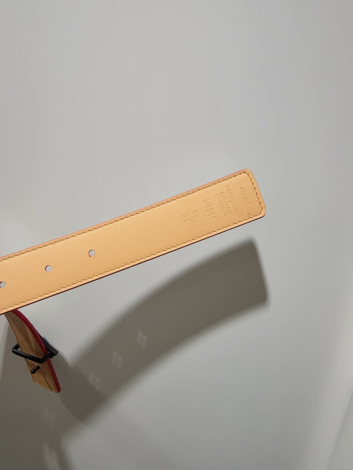  Slim Flower 双面腰带采用艺术笔触焕新品牌元素，以柔美之姿彰显个性风尚。细腻皮革和经典 Mo