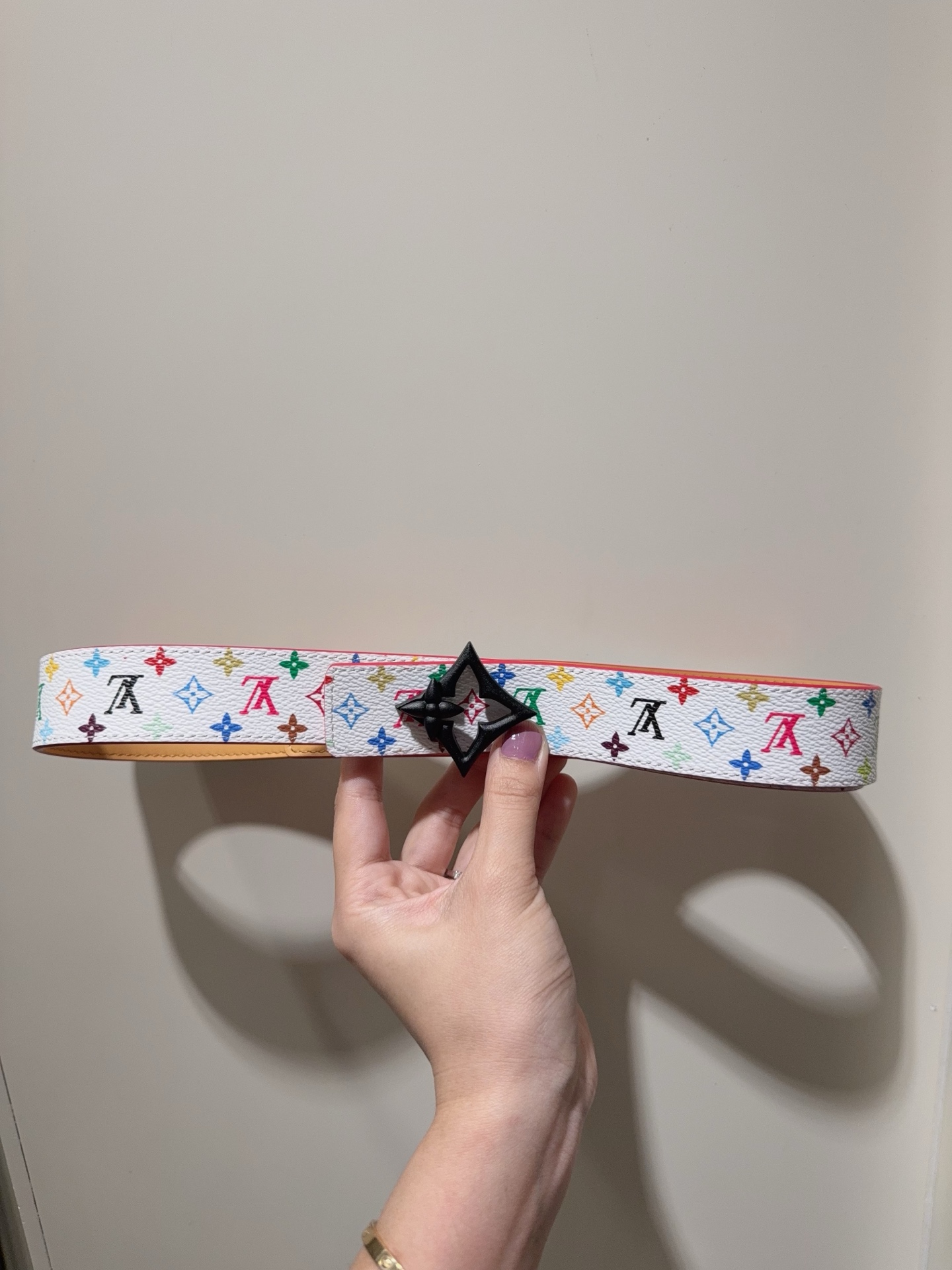  Slim Flower 双面腰带采用艺术笔触焕新品牌元素，以柔美之姿彰显个性风尚。细腻皮革和经典 Mo