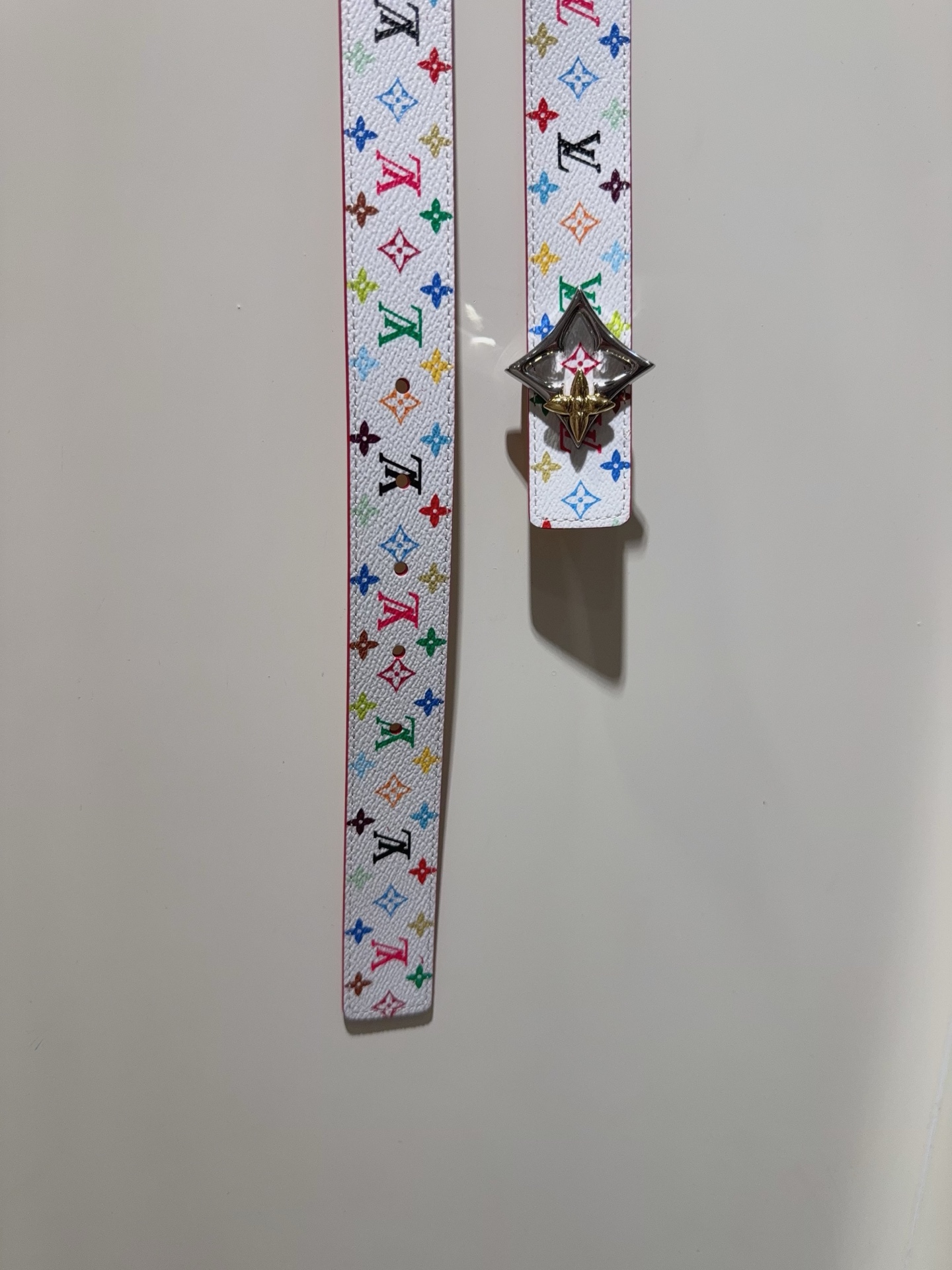  Slim Flower 双面腰带采用艺术笔触焕新品牌元素，以柔美之姿彰显个性风尚。细腻皮革和经典 Mo