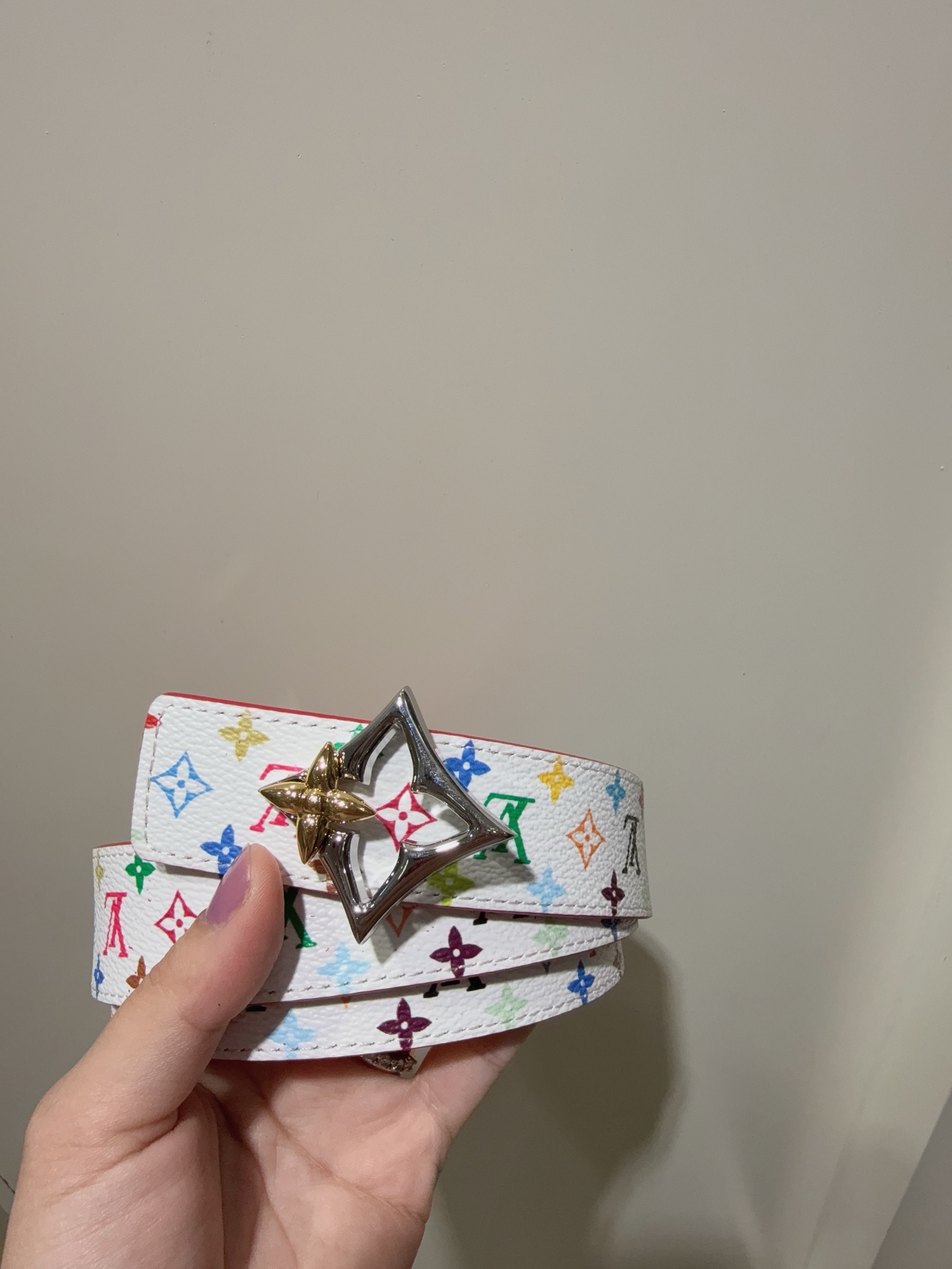  Slim Flower 双面腰带采用艺术笔触焕新品牌元素，以柔美之姿彰显个性风尚。细腻皮革和经典 Mo