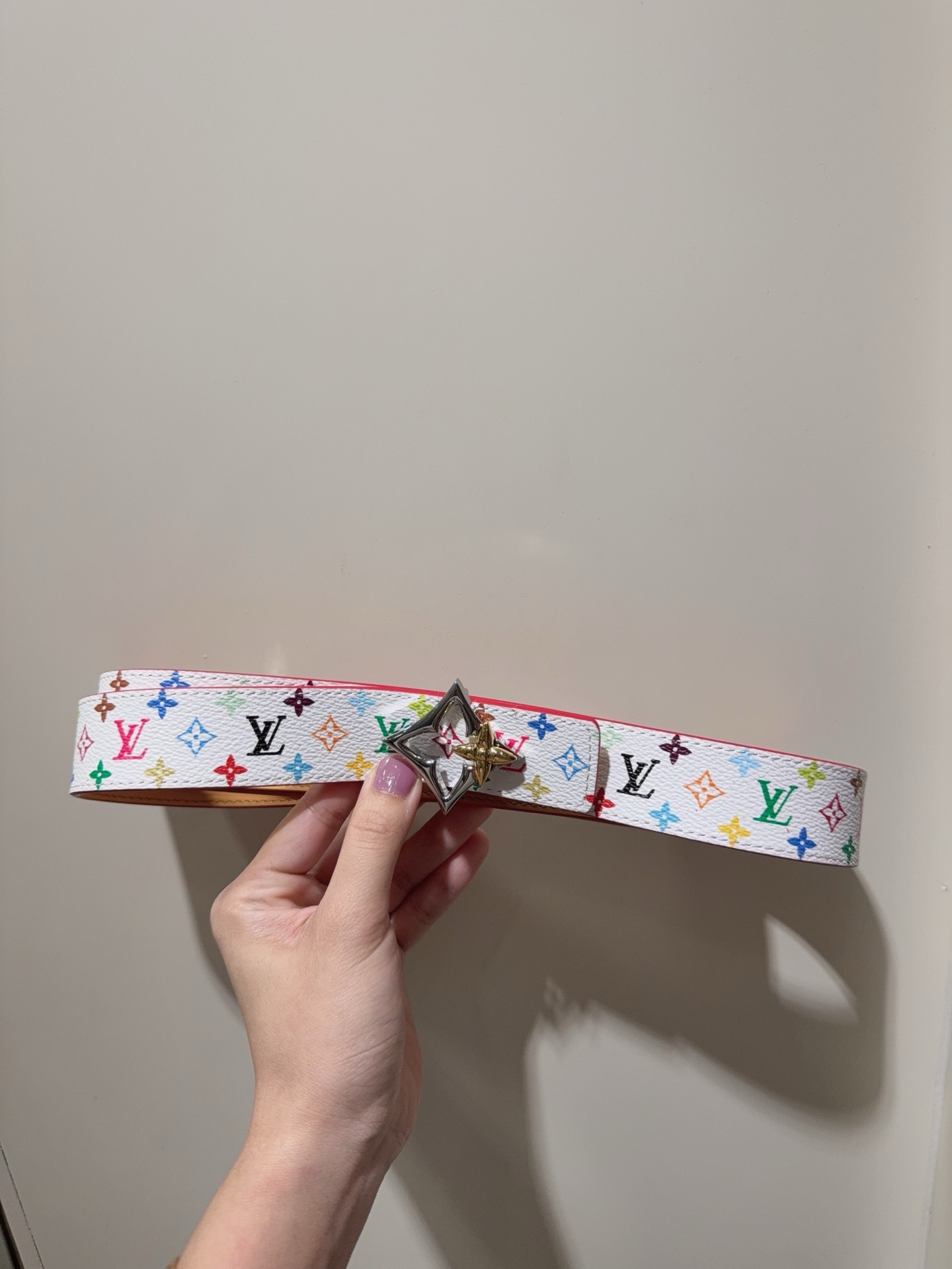  Slim Flower 双面腰带采用艺术笔触焕新品牌元素，以柔美之姿彰显个性风尚。细腻皮革和经典 Mo
