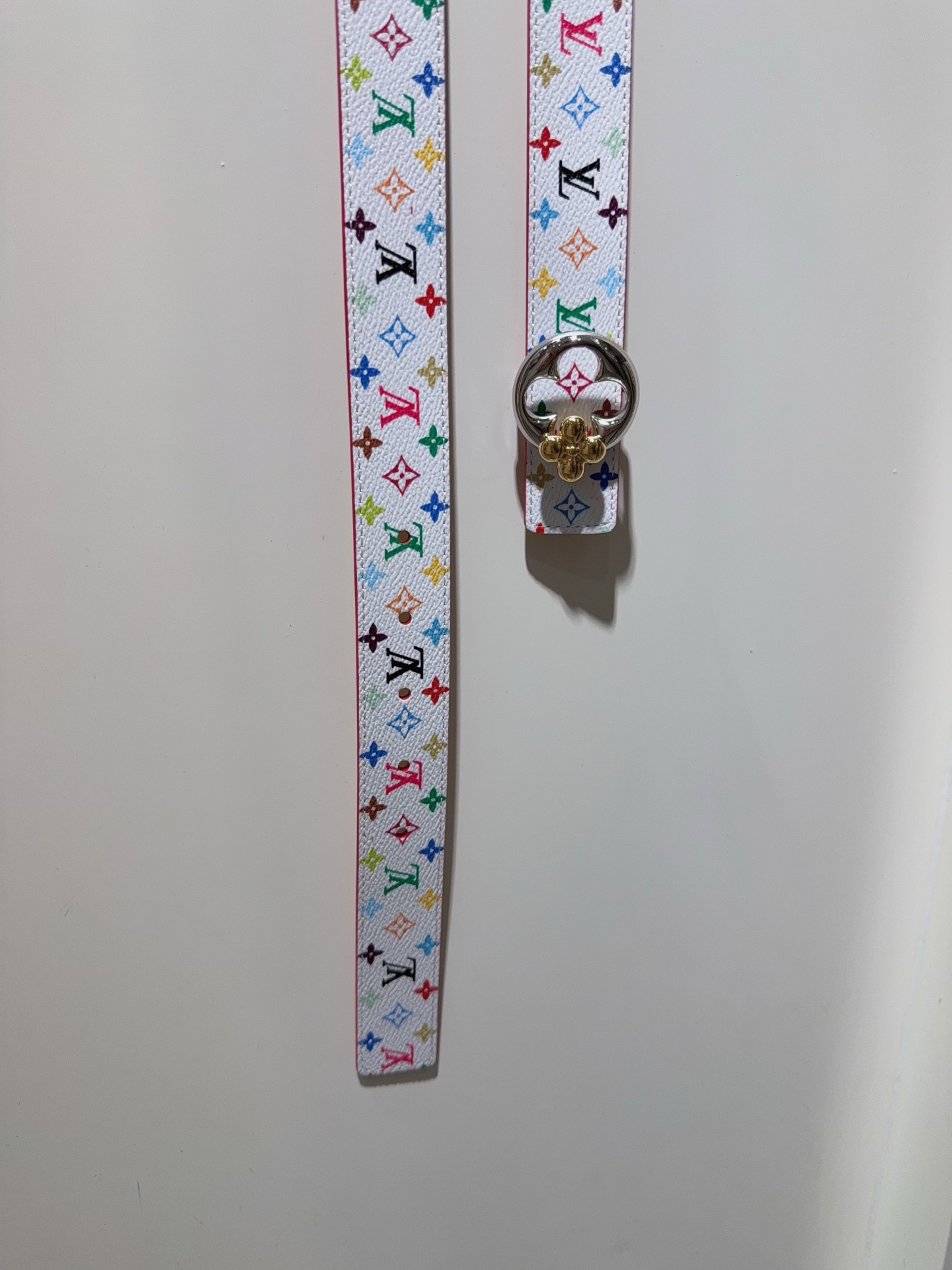  Slim Flower 双面腰带采用艺术笔触焕新品牌元素，以柔美之姿彰显个性风尚。细腻皮革和经典 Mo