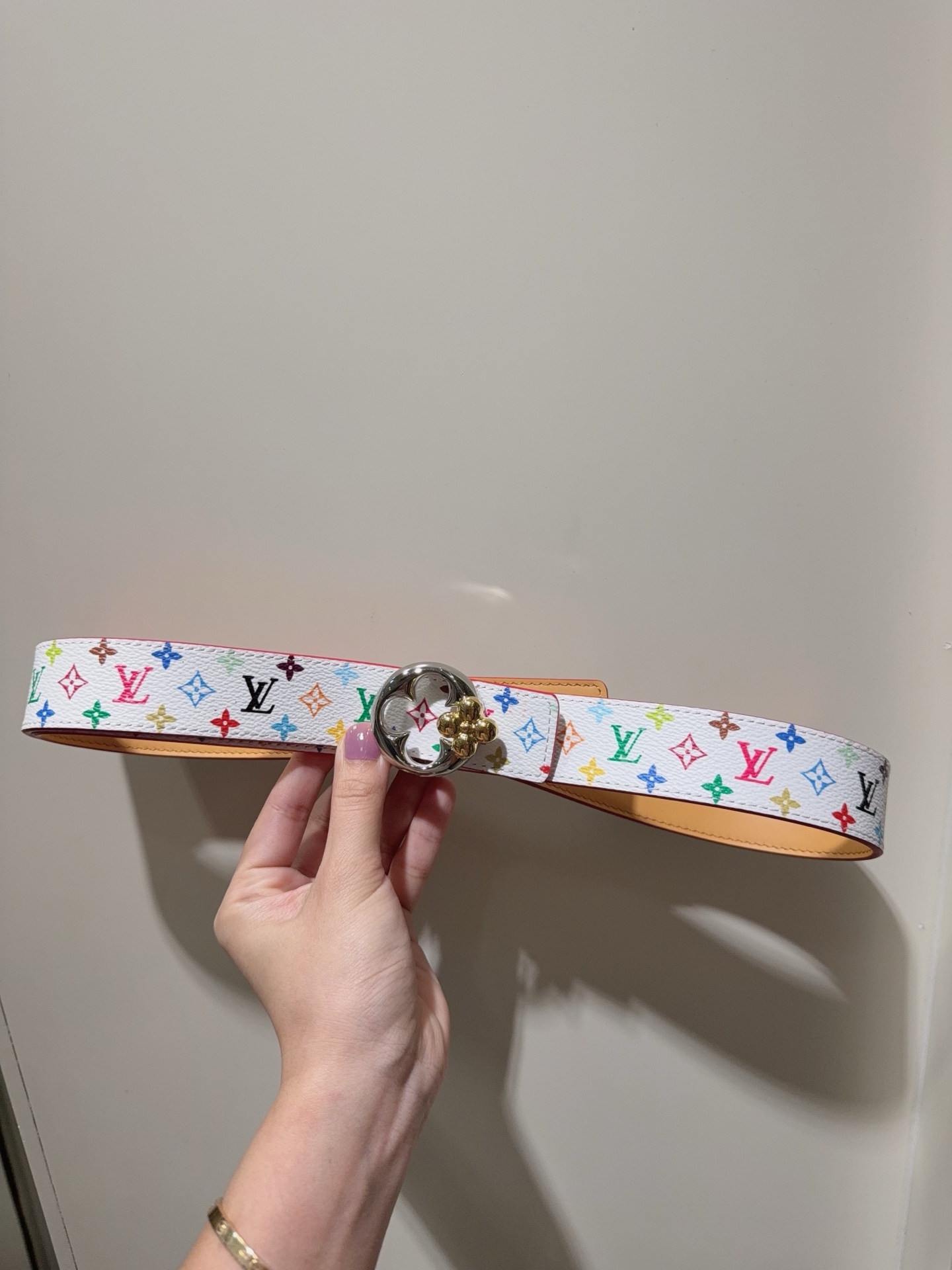  Slim Flower 双面腰带采用艺术笔触焕新品牌元素，以柔美之姿彰显个性风尚。细腻皮革和经典 Mo