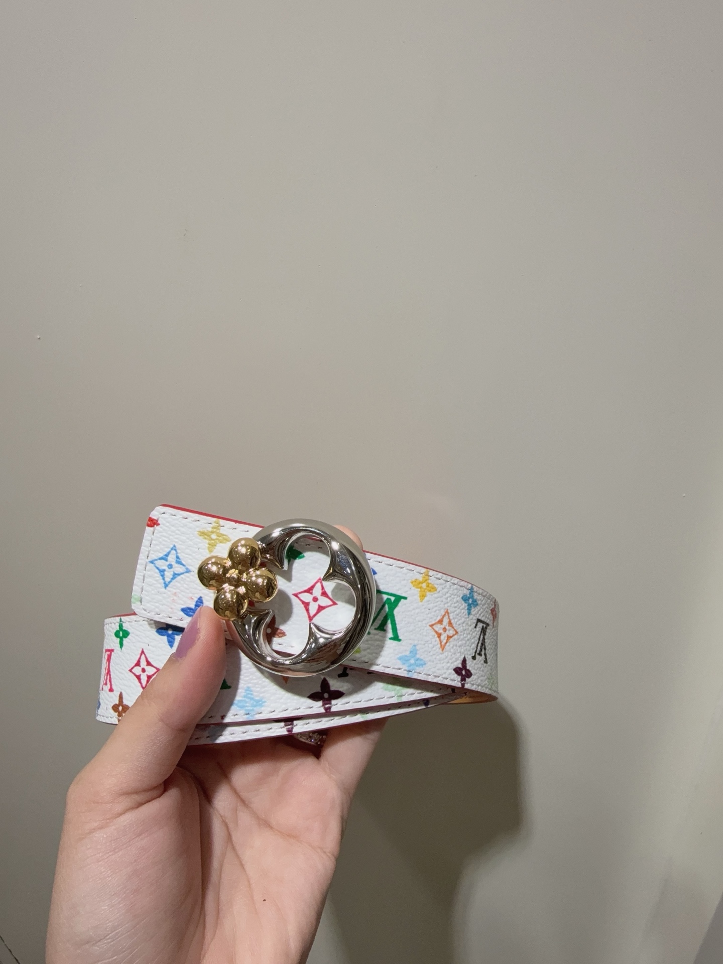  Slim Flower 双面腰带采用艺术笔触焕新品牌元素，以柔美之姿彰显个性风尚。细腻皮革和经典 Mo