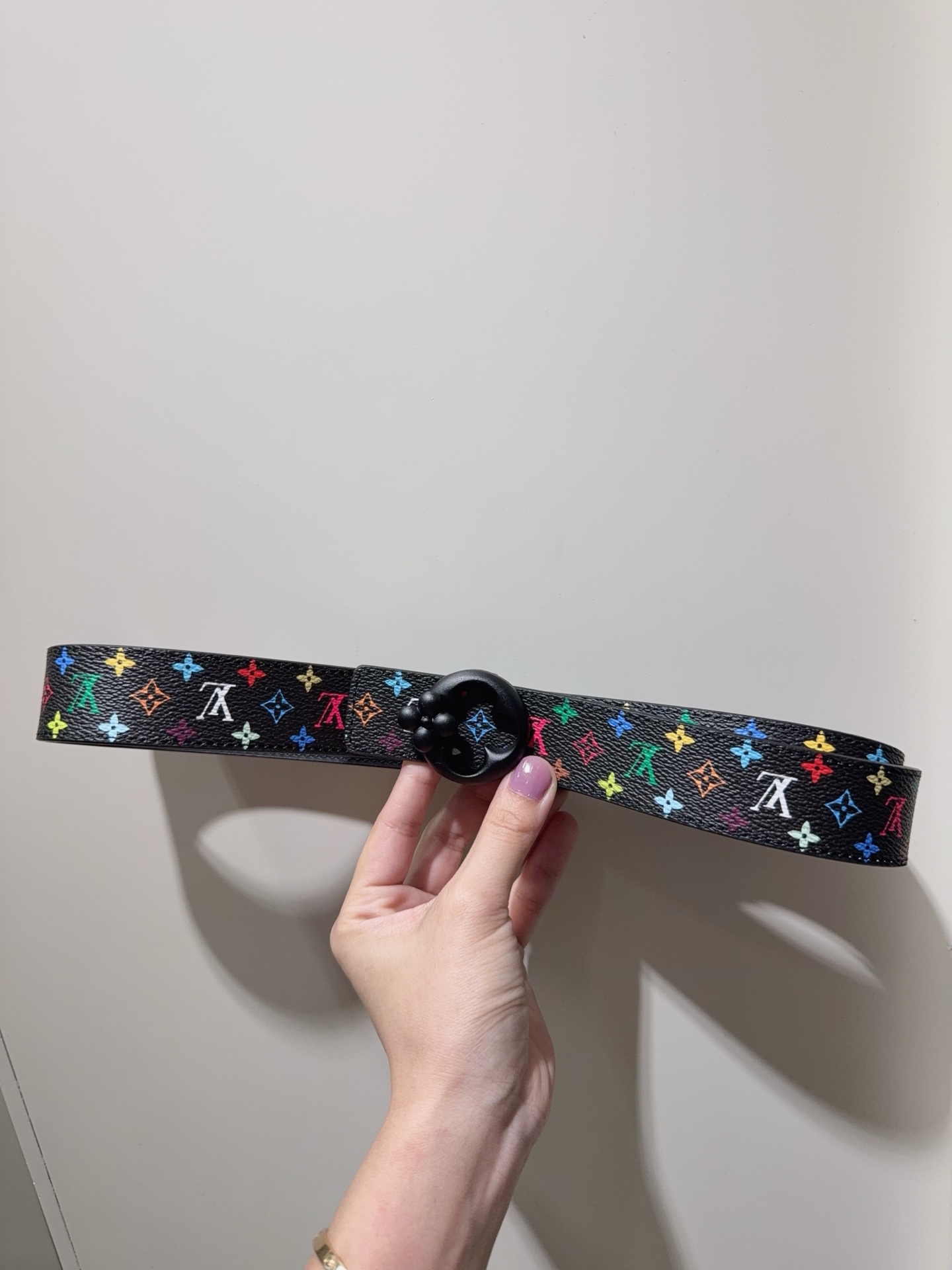  Slim Flower 双面腰带采用艺术笔触焕新品牌元素，以柔美之姿彰显个性风尚。细腻皮革和经典 Mo