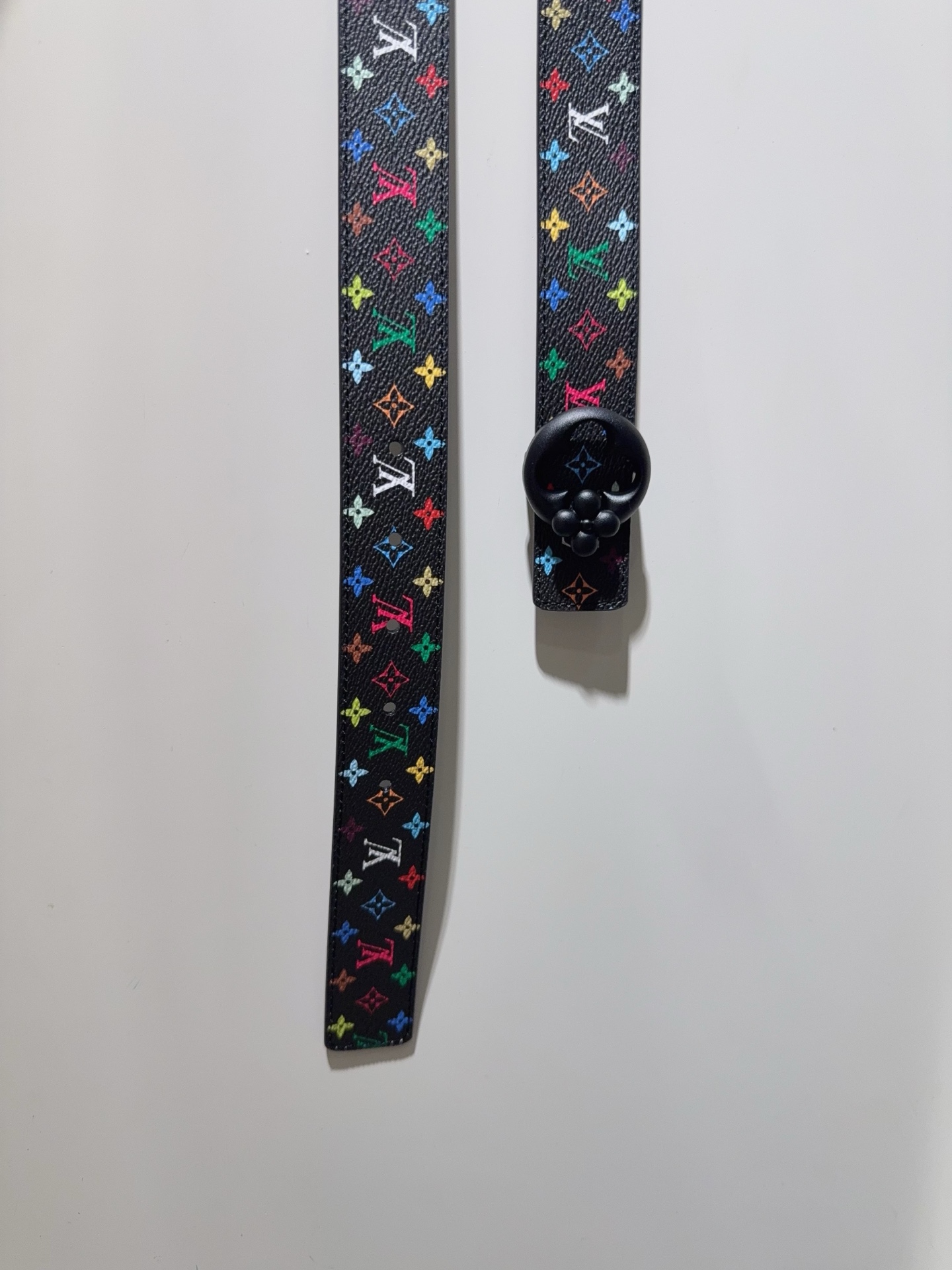  Slim Flower 双面腰带采用艺术笔触焕新品牌元素，以柔美之姿彰显个性风尚。细腻皮革和经典 Mo